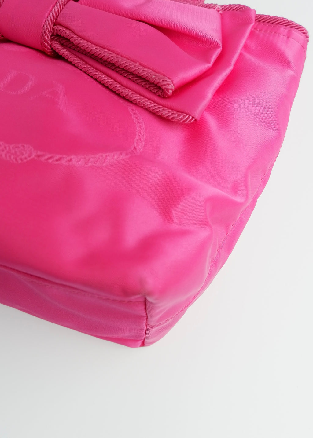 Authentique sac Prada deux façons en nylon rose vif d'occasion