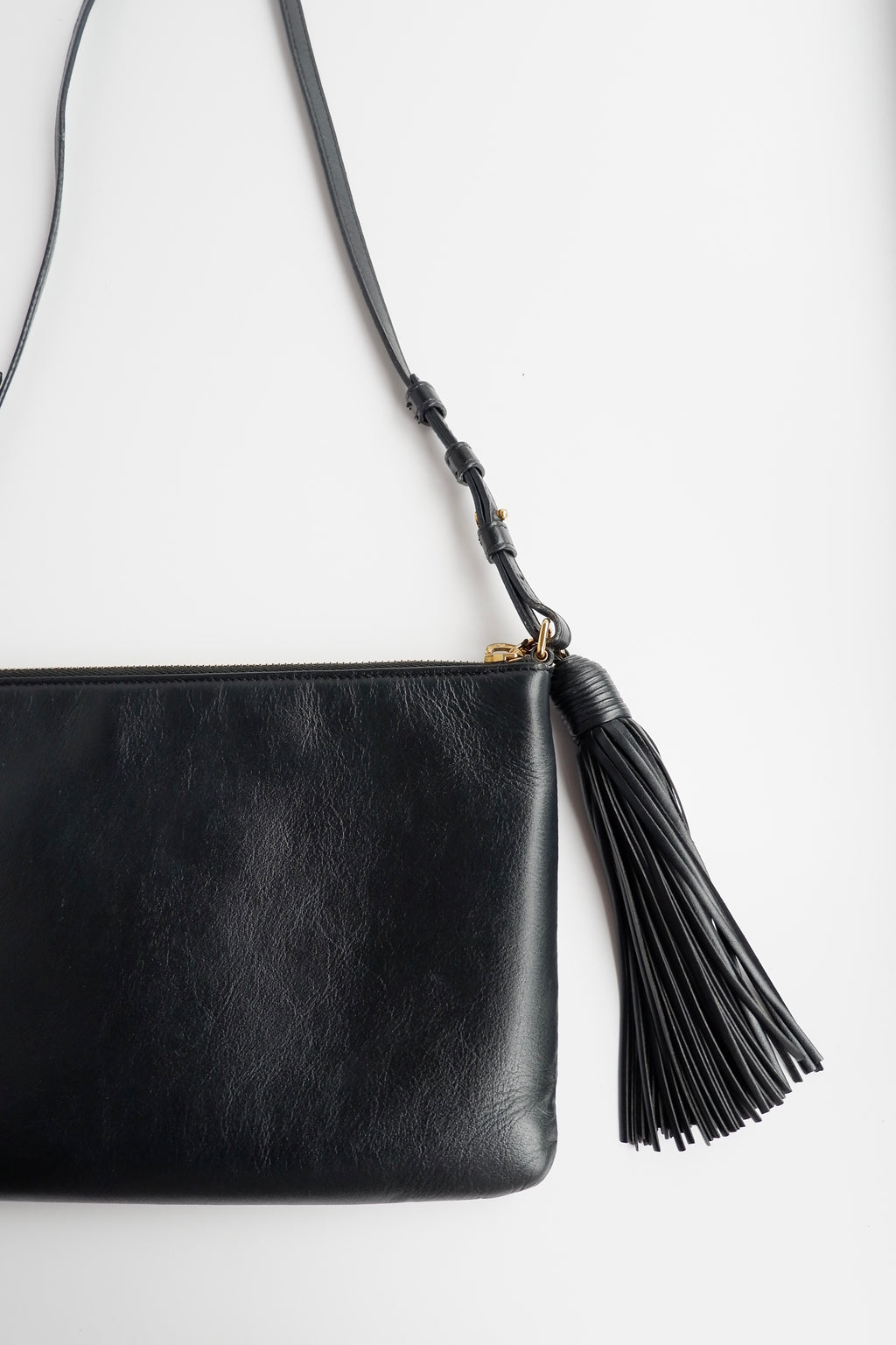 Authentique Sac bandoulière Saint Laurent YSL Monogramme Adolescent en cuir noir d'occasion