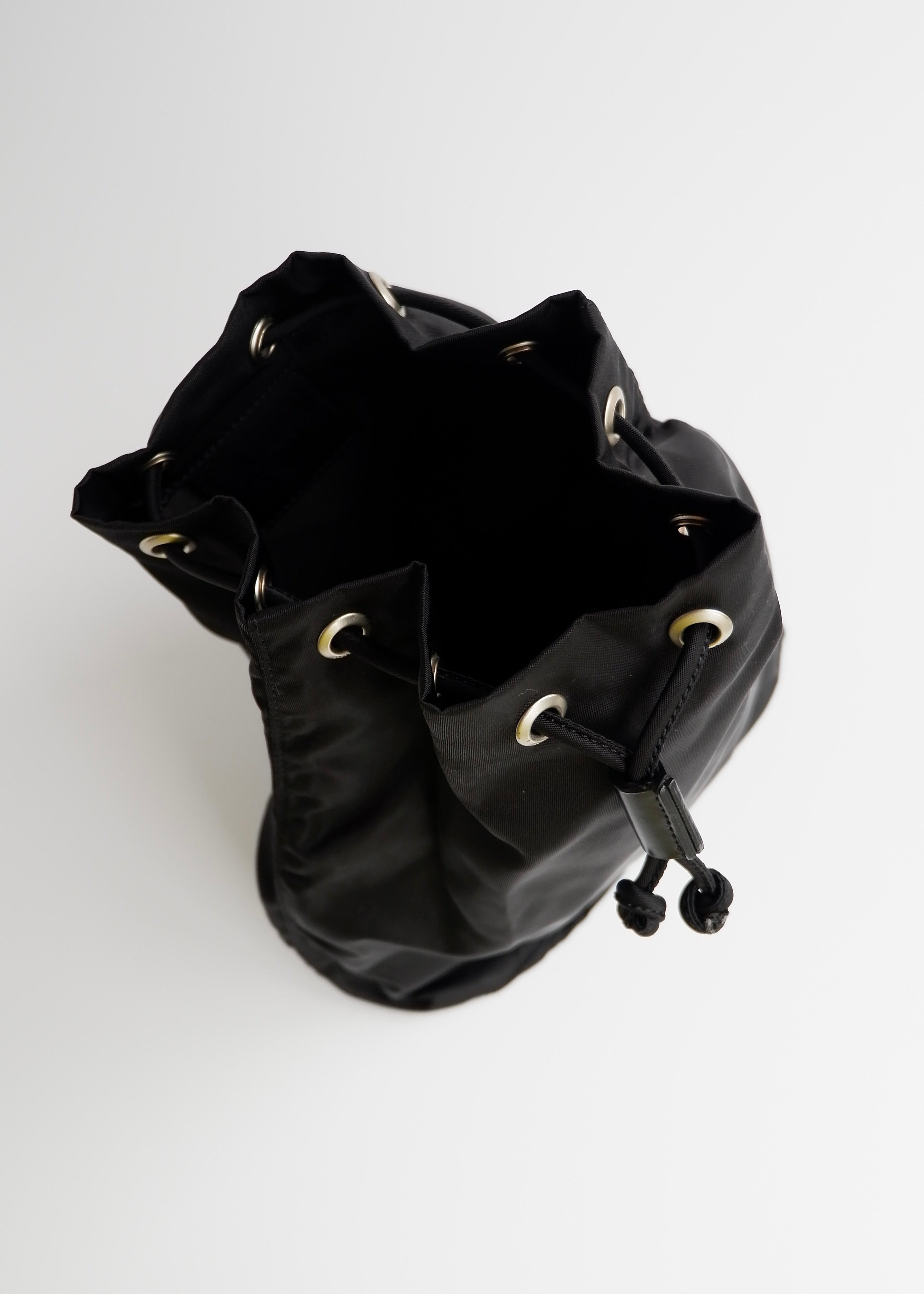 Authentique Pochette Prada en Nylon Noir avec Cordon de Serrage d'occasion