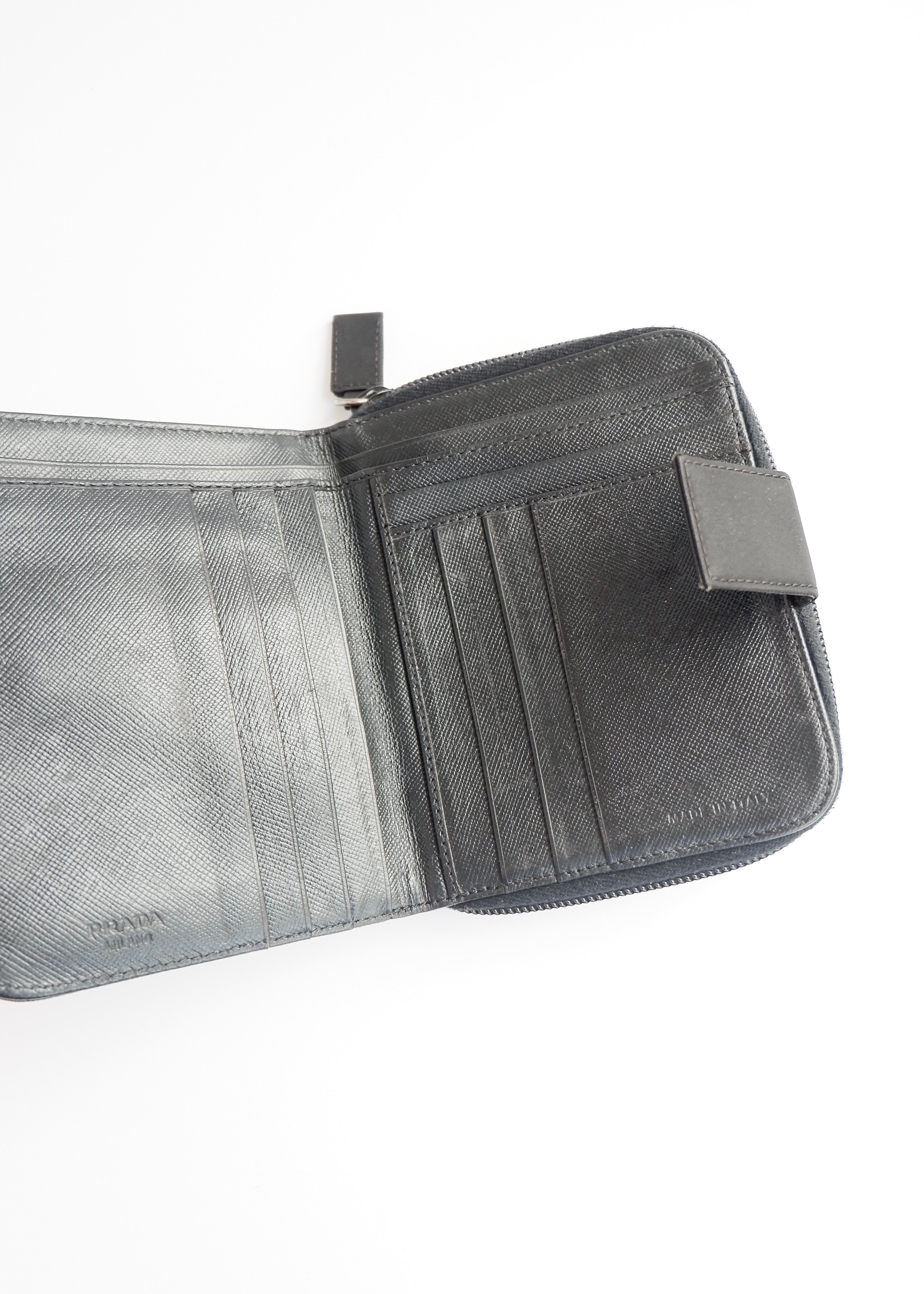 Portefeuille pliable Prada authentique en nylon noir d'occasion