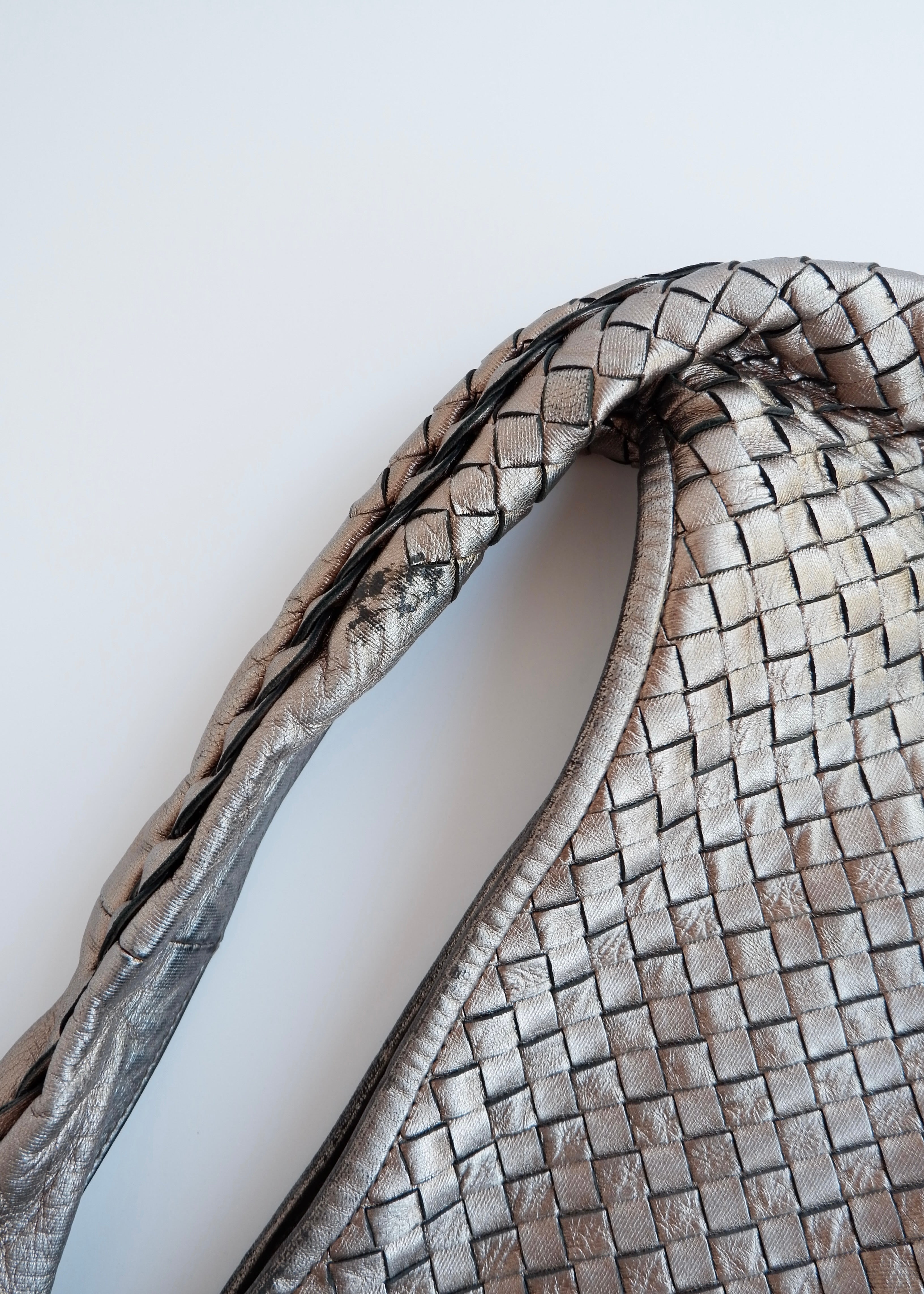 Sac porté épaule hobo Bottega Veneta Intrecciato en cuir bronze métallique d'occasion authentique