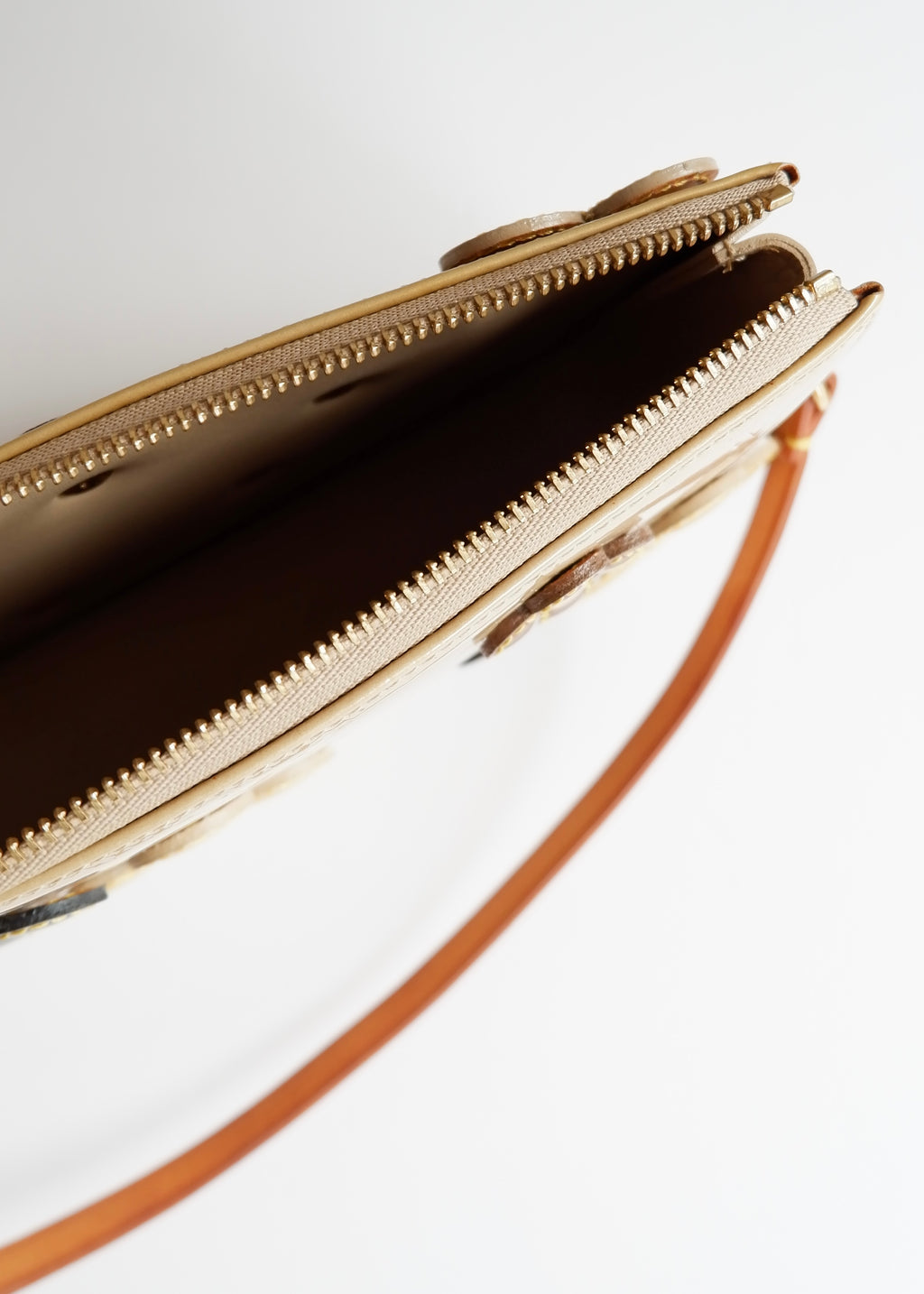 Authentique Pochette Louis Vuitton Lexington en Cuir Verni Beige Floral d'occasion
