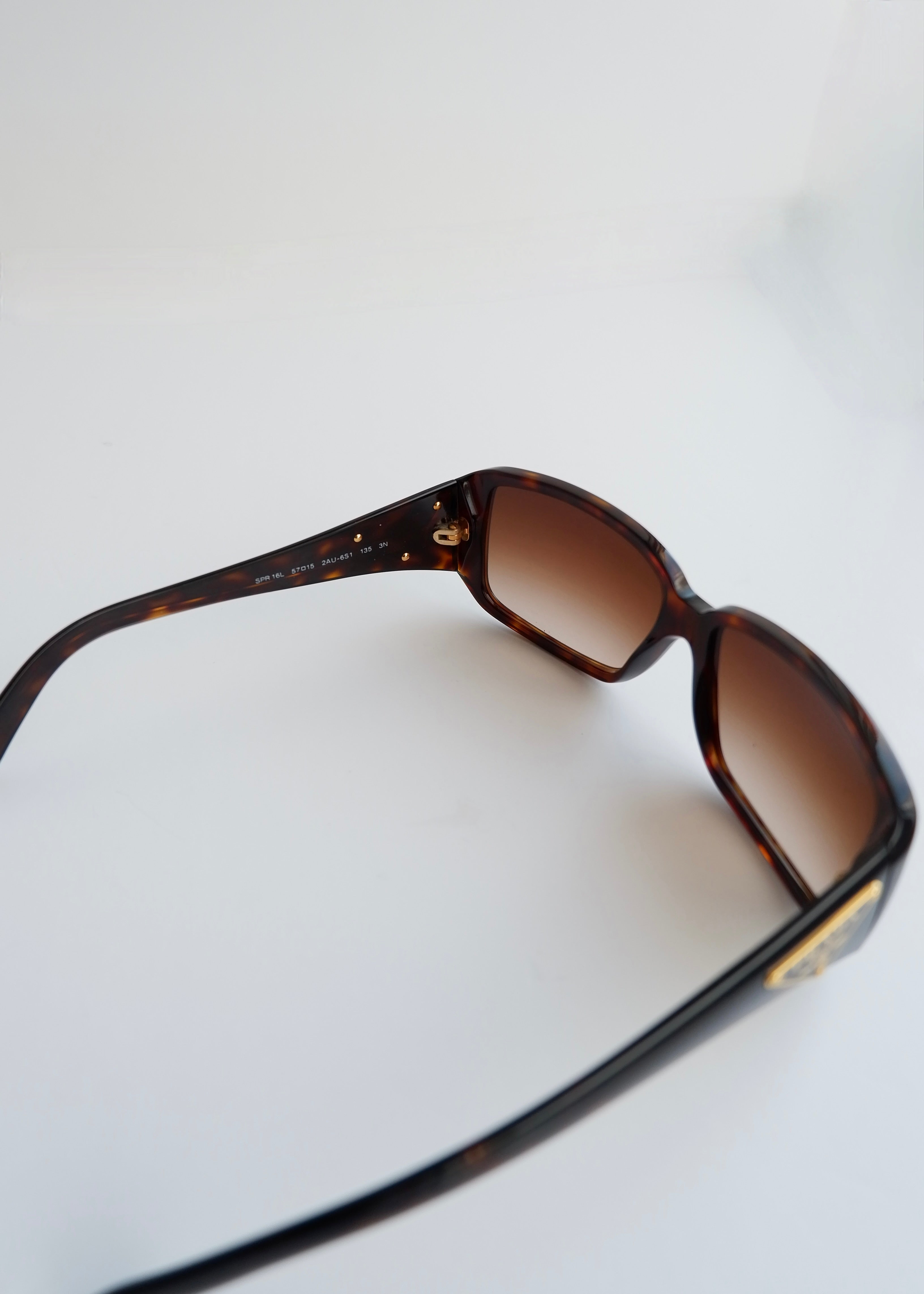 Authentiques lunettes de soleil à monture carrée marron Prada d'occasion