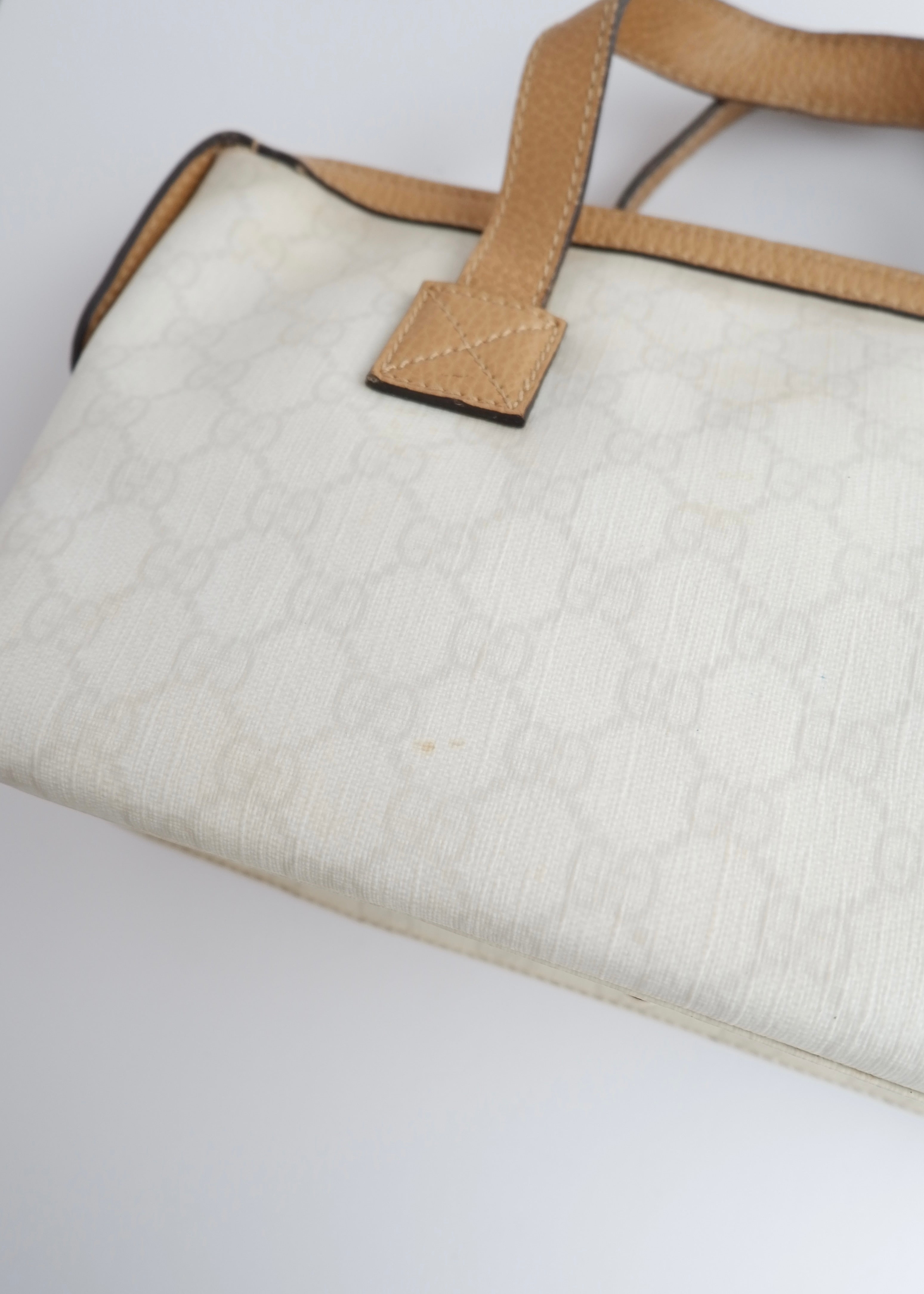 Sac à main Gucci Authentique d'occasion en toile GG blanche, modèle East West