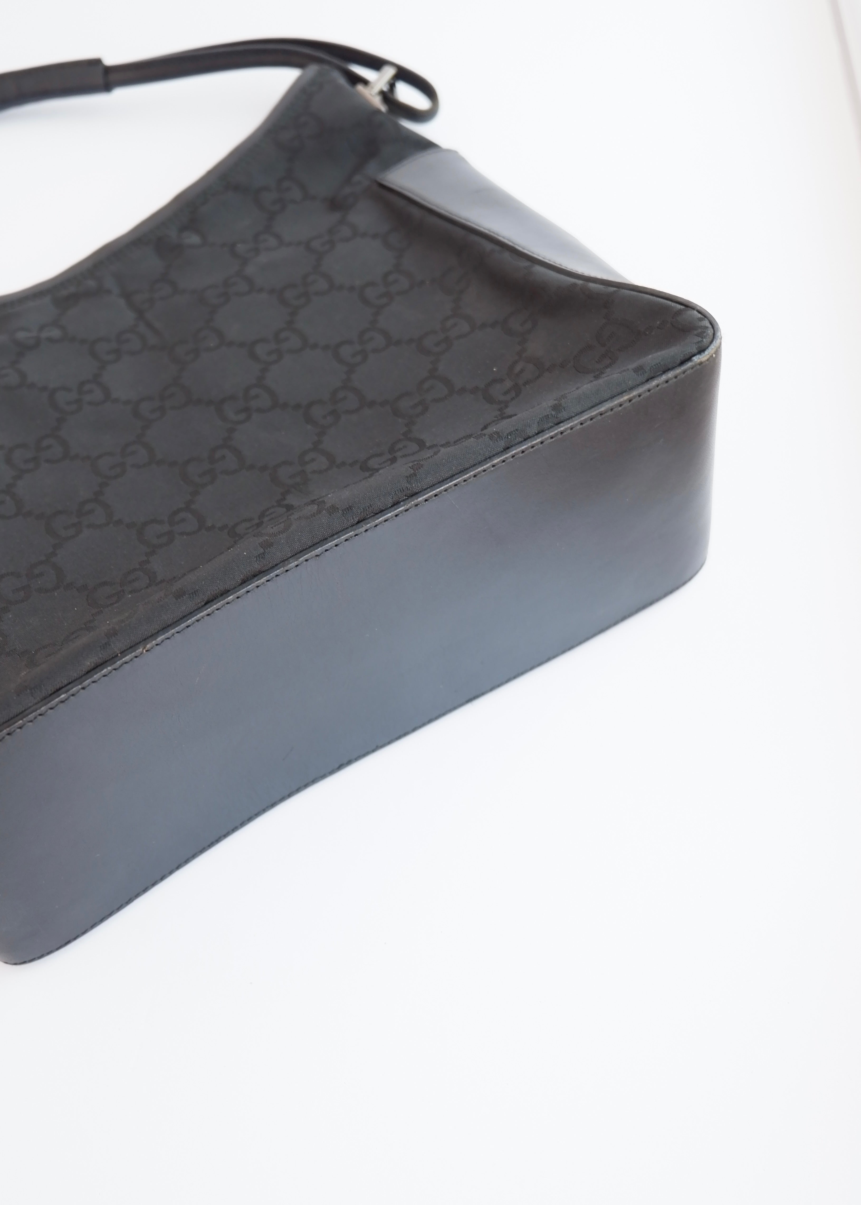 Sac bandoulière Gucci authentique d'occasion en toile/cuir noir imprimé GG
