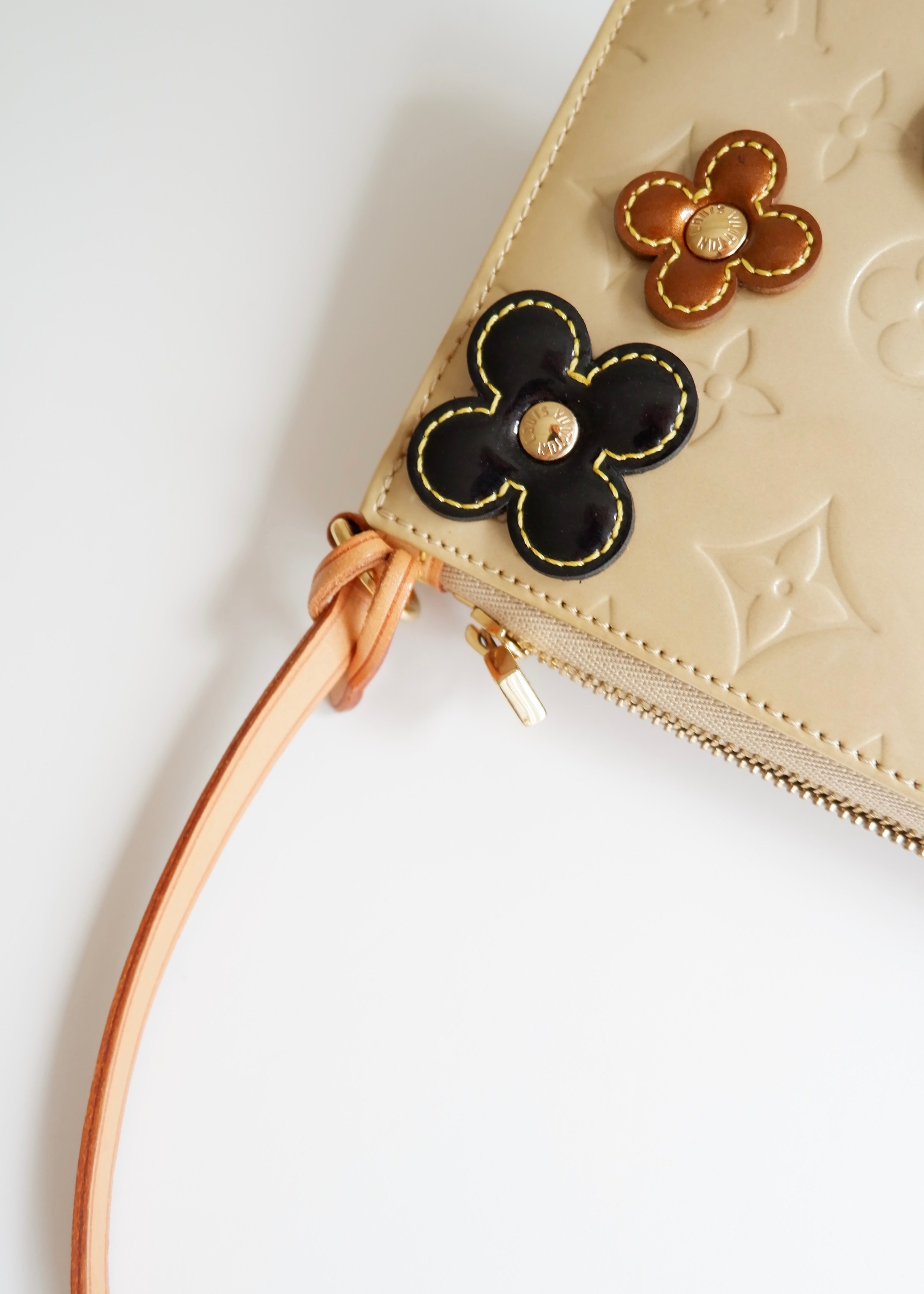 Authentique Pochette Louis Vuitton Lexington en Cuir Verni Beige Floral d'occasion