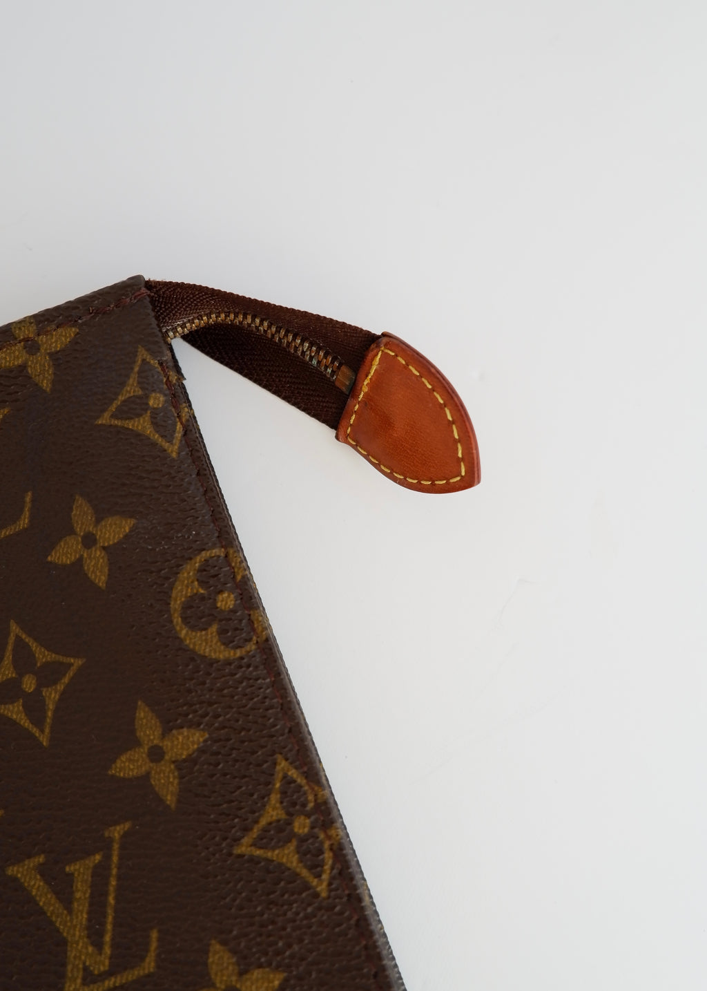 Authentique trousse de toilette monogramme Louis Vuitton d'occasion 26