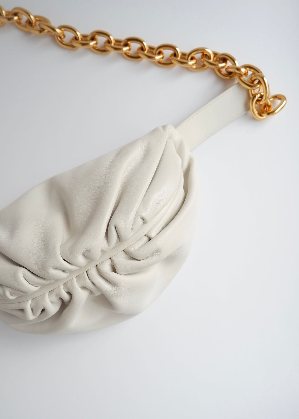 Sac banane Bottega Veneta The Pouch en cuir blanc authentique d'occasion