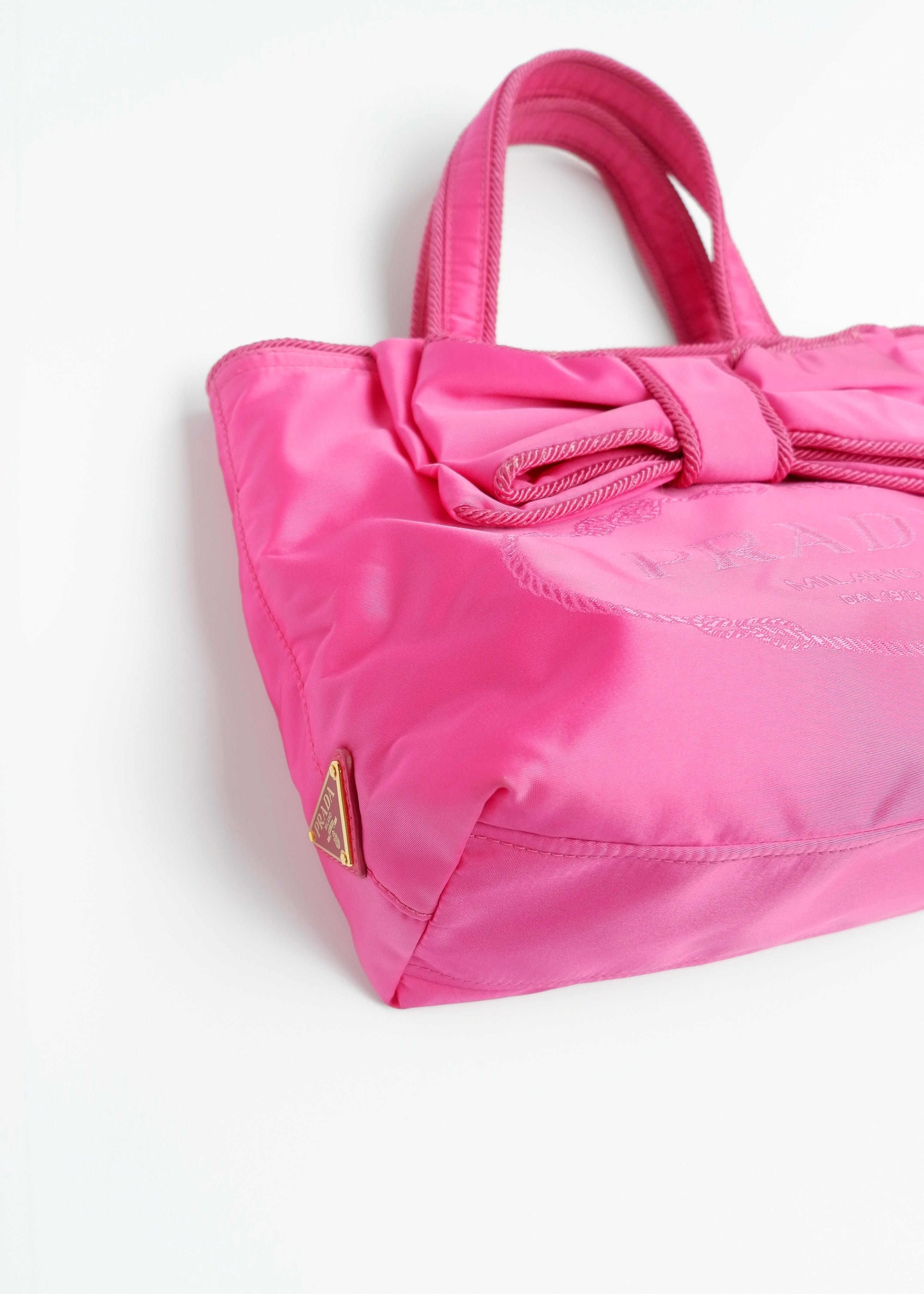 Authentique sac Prada deux façons en nylon rose vif d'occasion