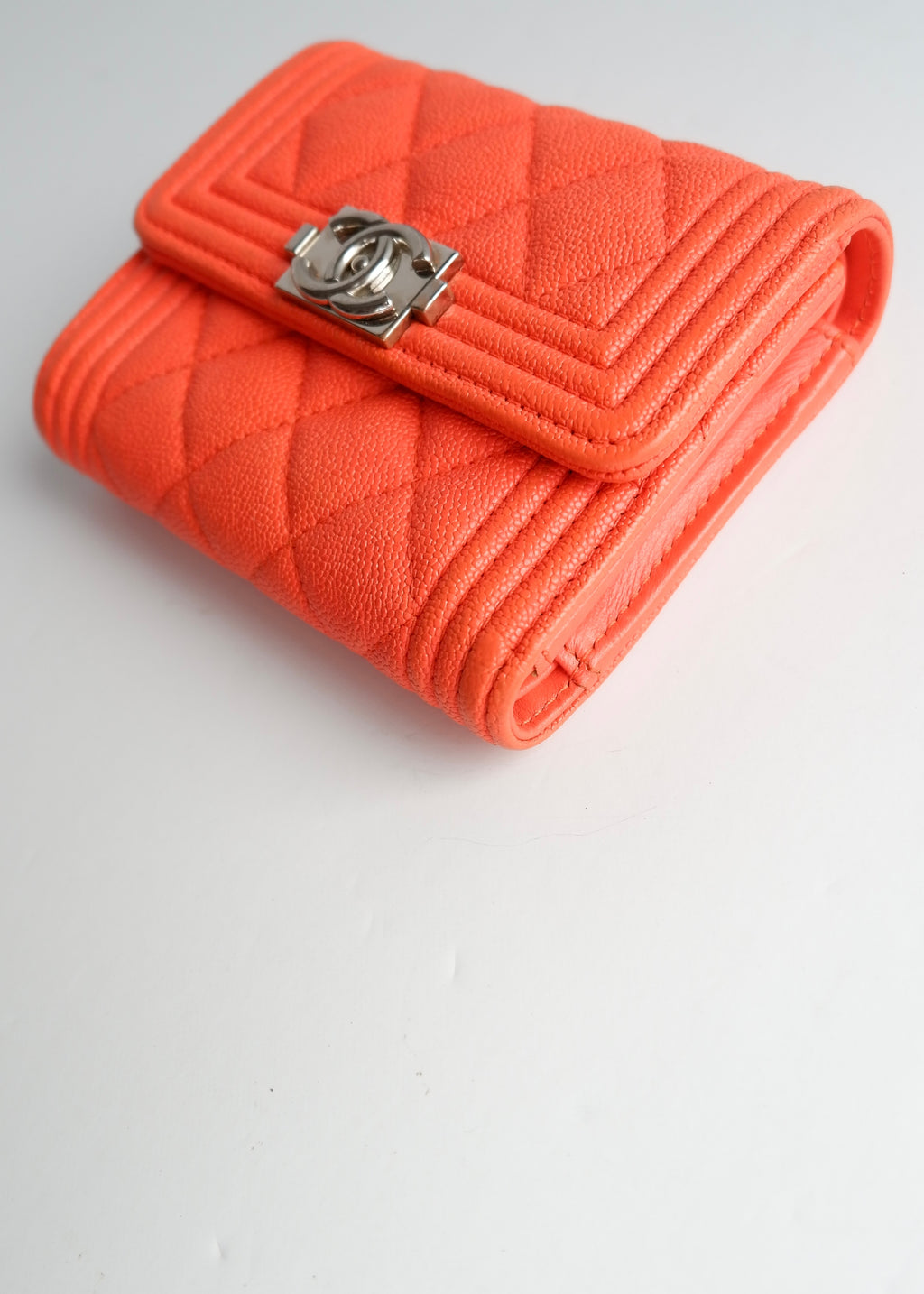 Portefeuille Chanel Boy d'occasion authentique en cuir grainé orange