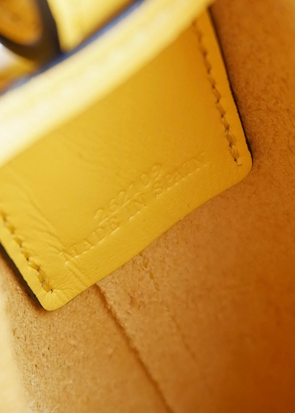 Authentique sac Loewe Balloon Nano en cuir jaune d'occasion