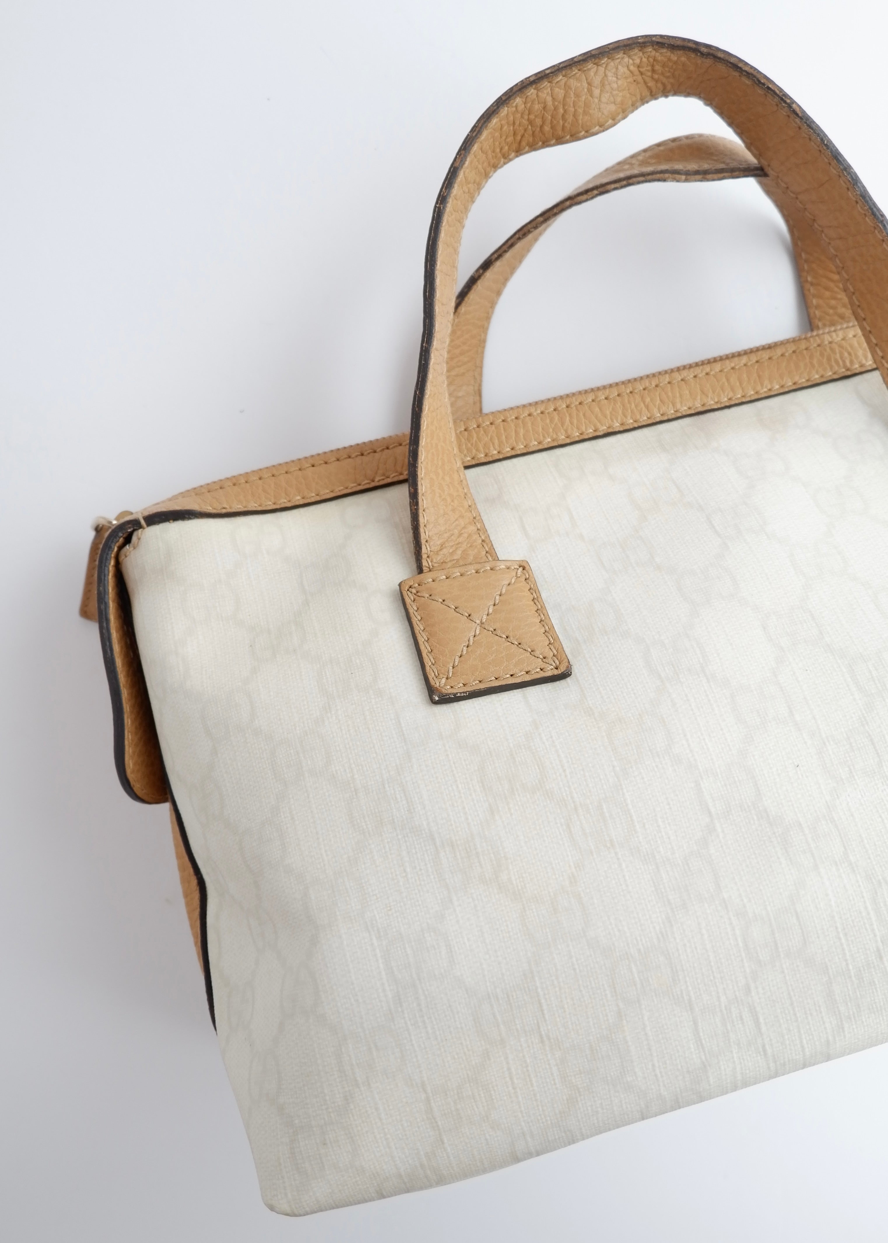 Sac à main Gucci Authentique d'occasion en toile GG blanche, modèle East West