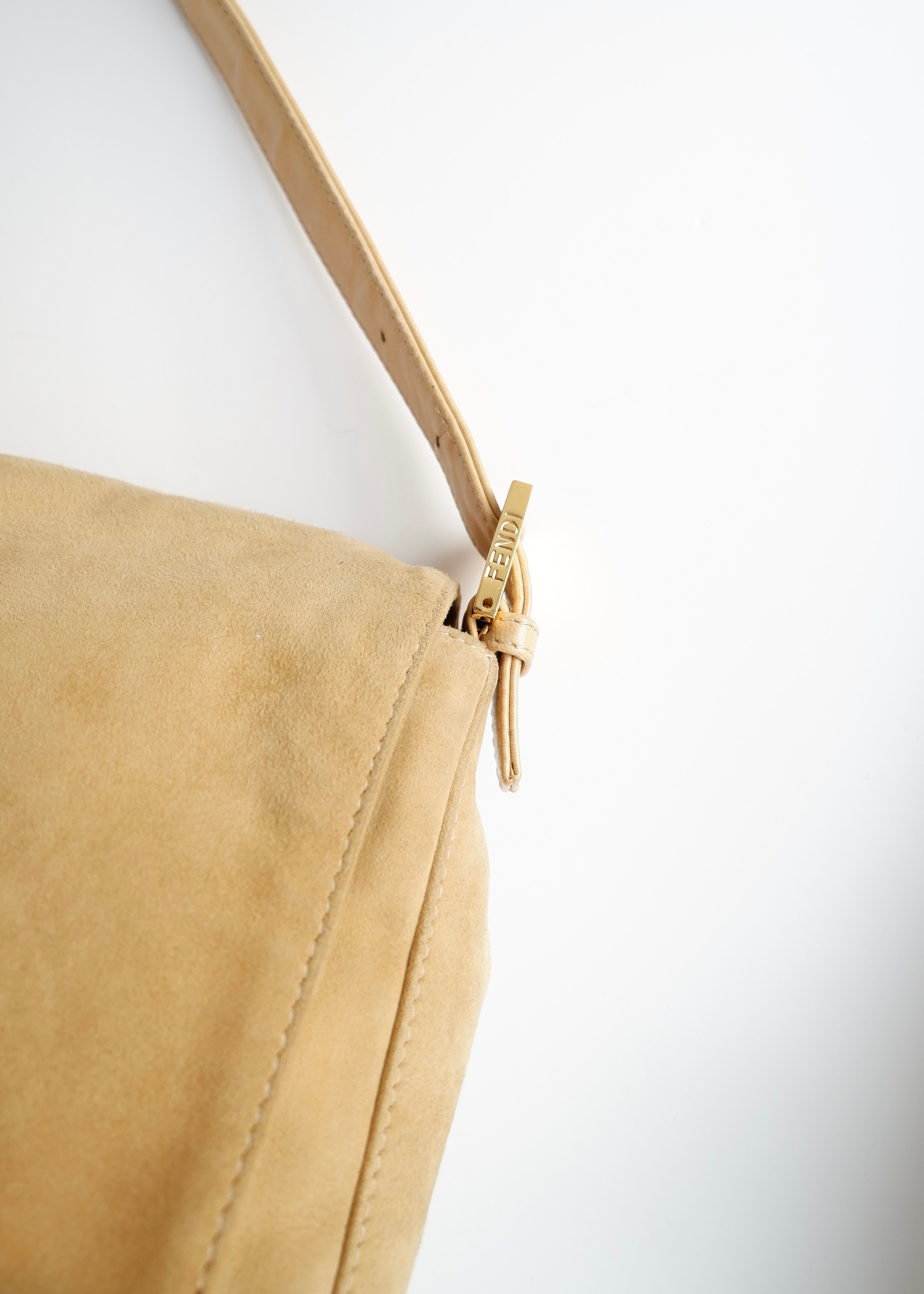Sac à bandoulière Fendi Mamma Baguette en daim beige d'occasion authentique