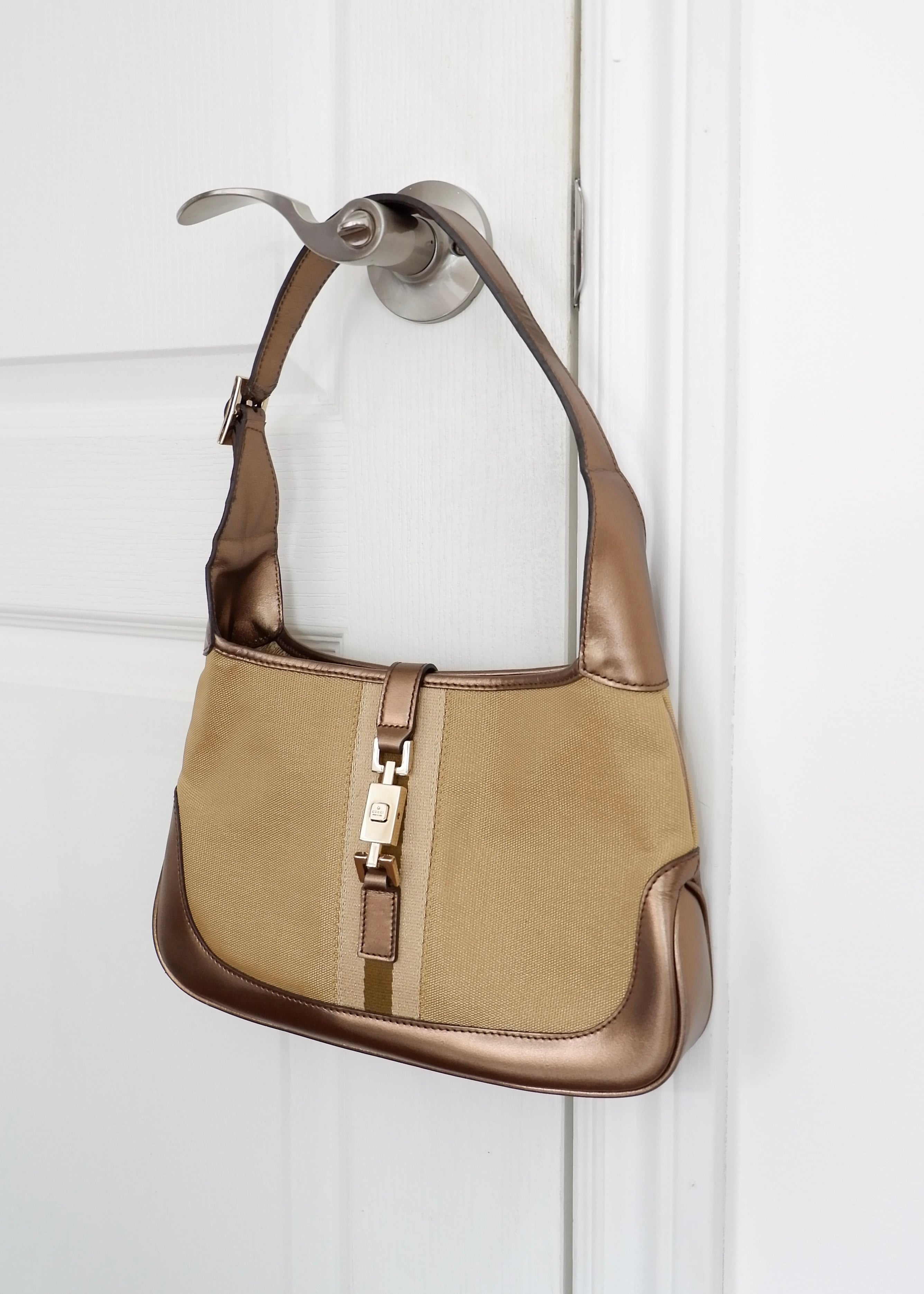 Authentique Sac Jackie Gucci d'occasion en Toile et Cuir Doré/Beige