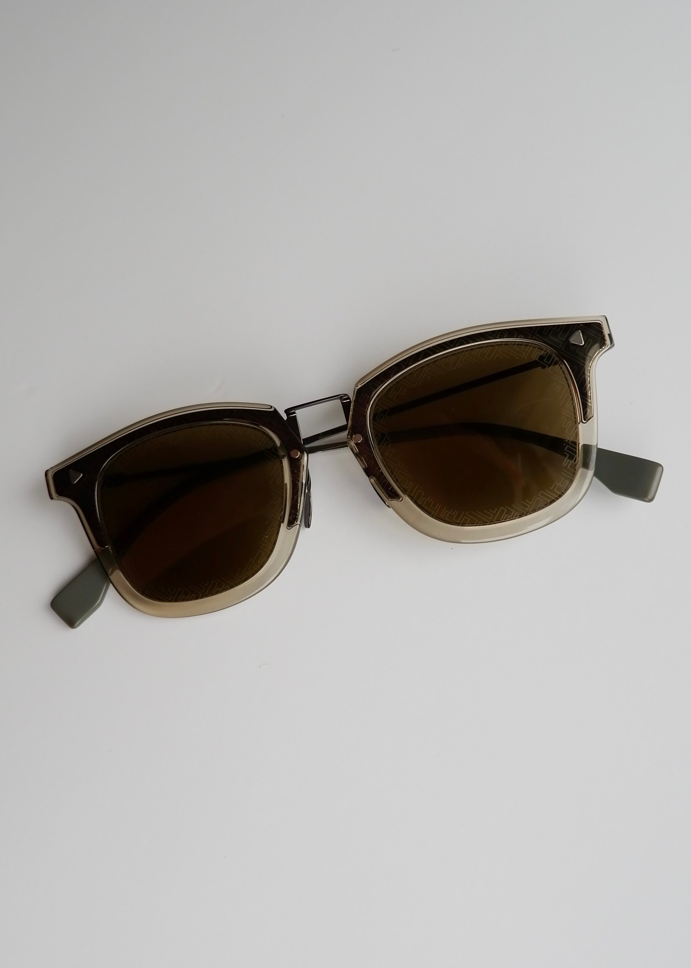 Authentiques lunettes de soleil Fendi grises à imprimé Zucca d'occasion