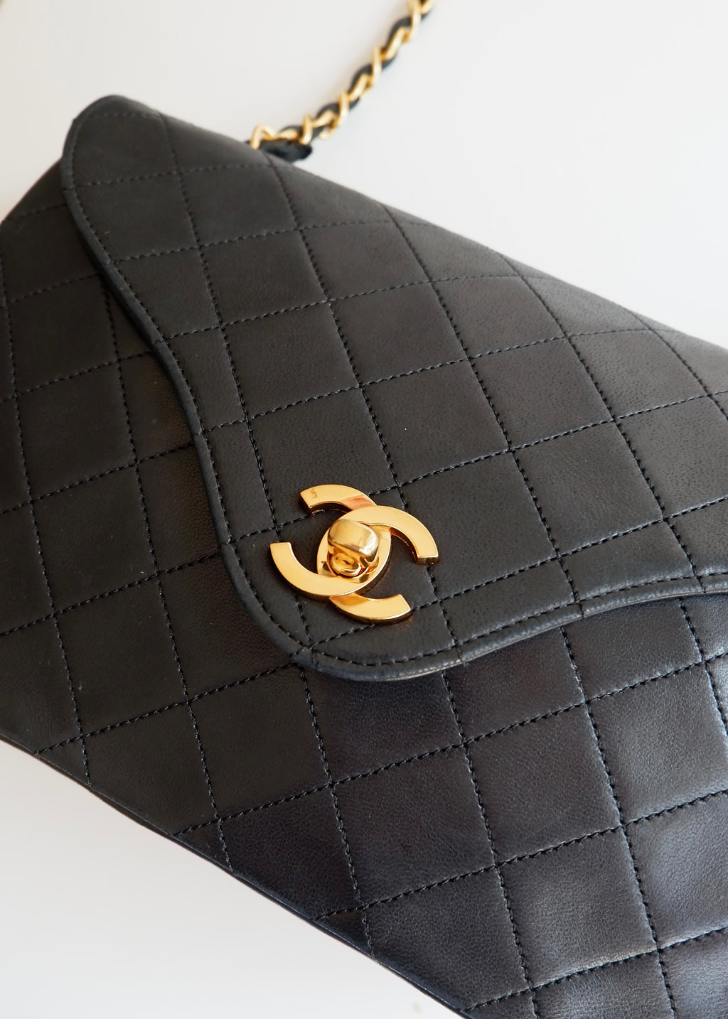 Authentique sac Chanel vintage d'occasion en agneau noir à rabat simple avec quincaillerie dorée