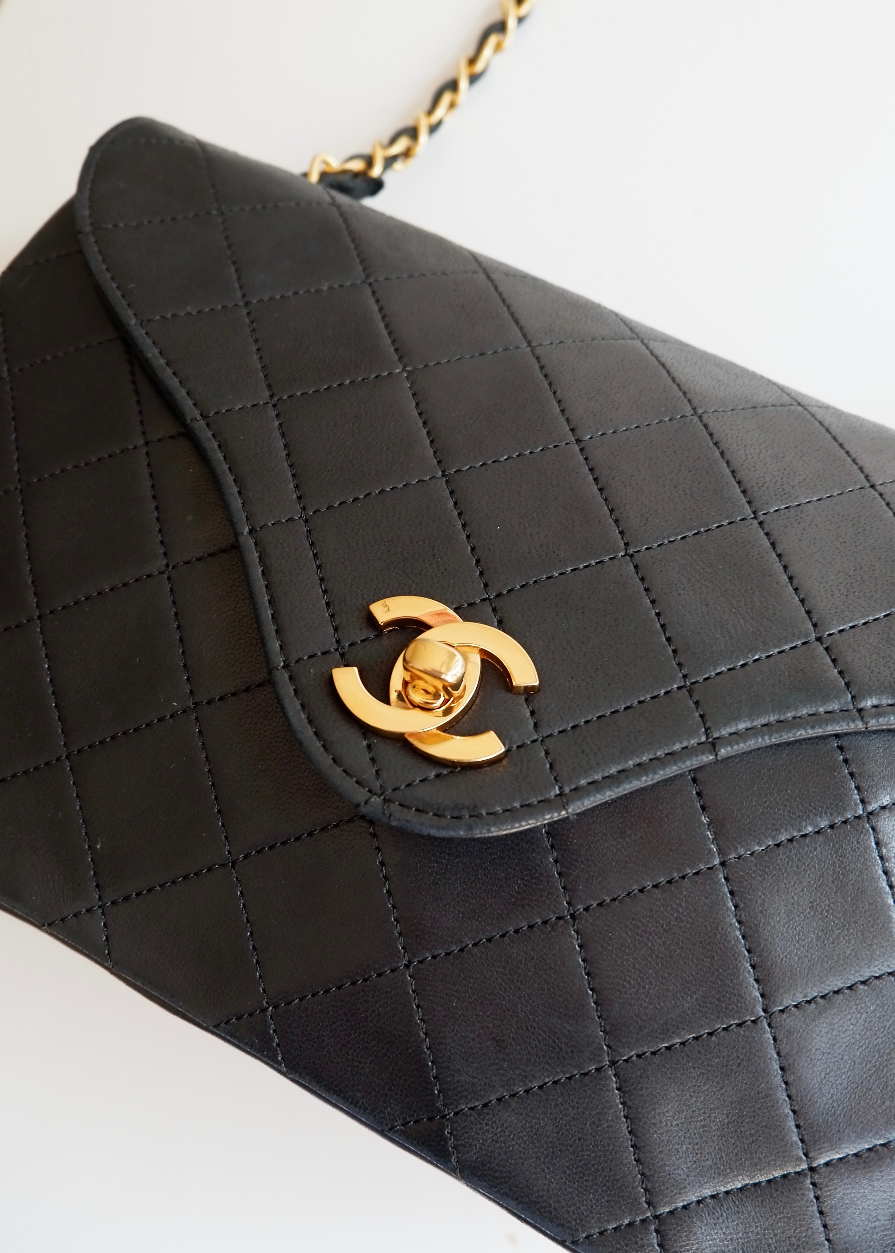 Authentique sac Chanel vintage d'occasion en agneau noir à rabat simple avec quincaillerie dorée