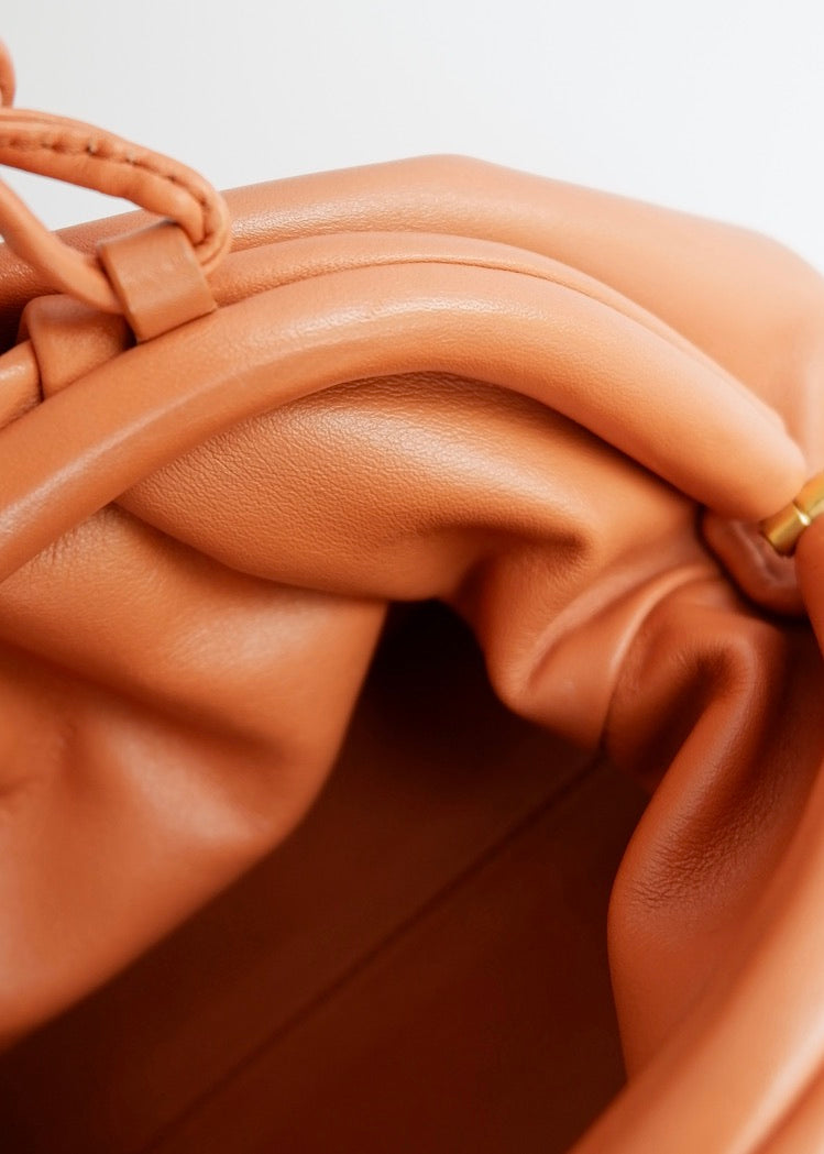 Authentique sac bandoulière Bottega Veneta Mini Pouch en cuir marron d'occasion