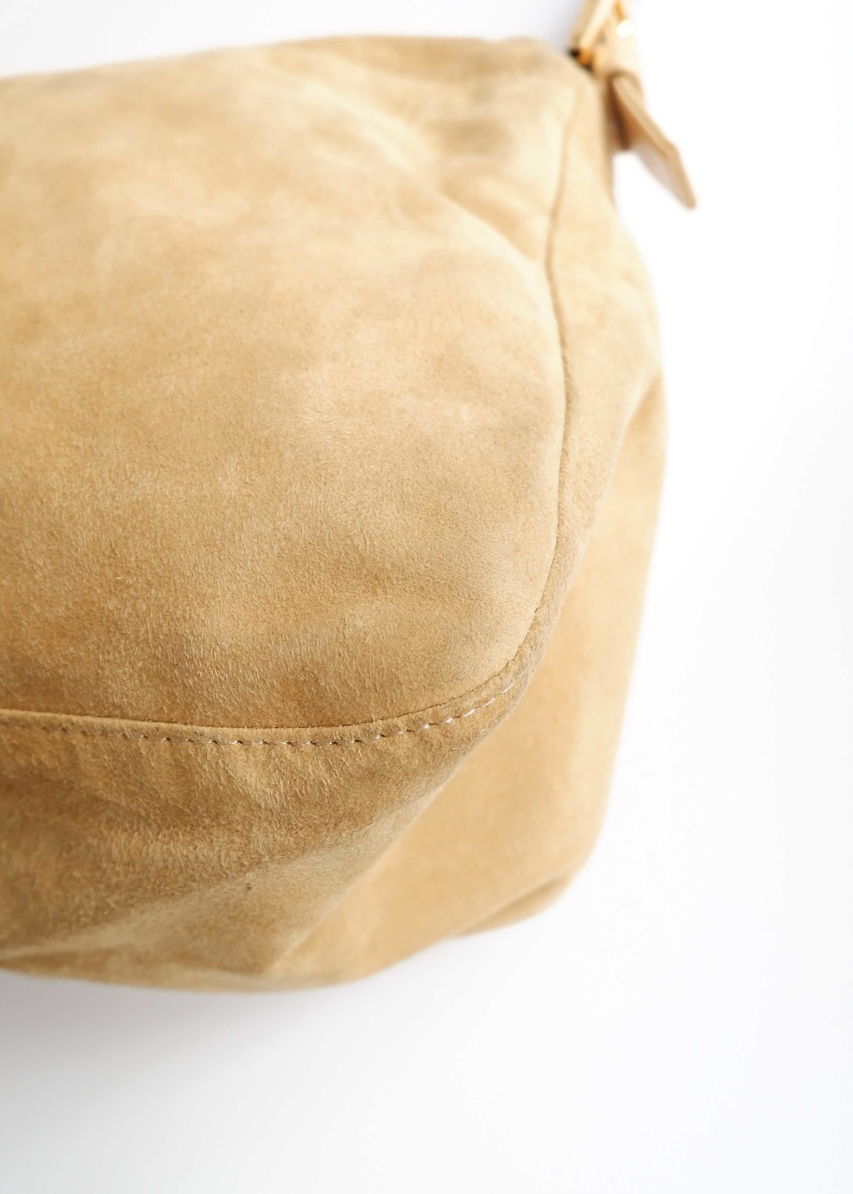 Sac à bandoulière Fendi Mamma Baguette en daim beige d'occasion authentique