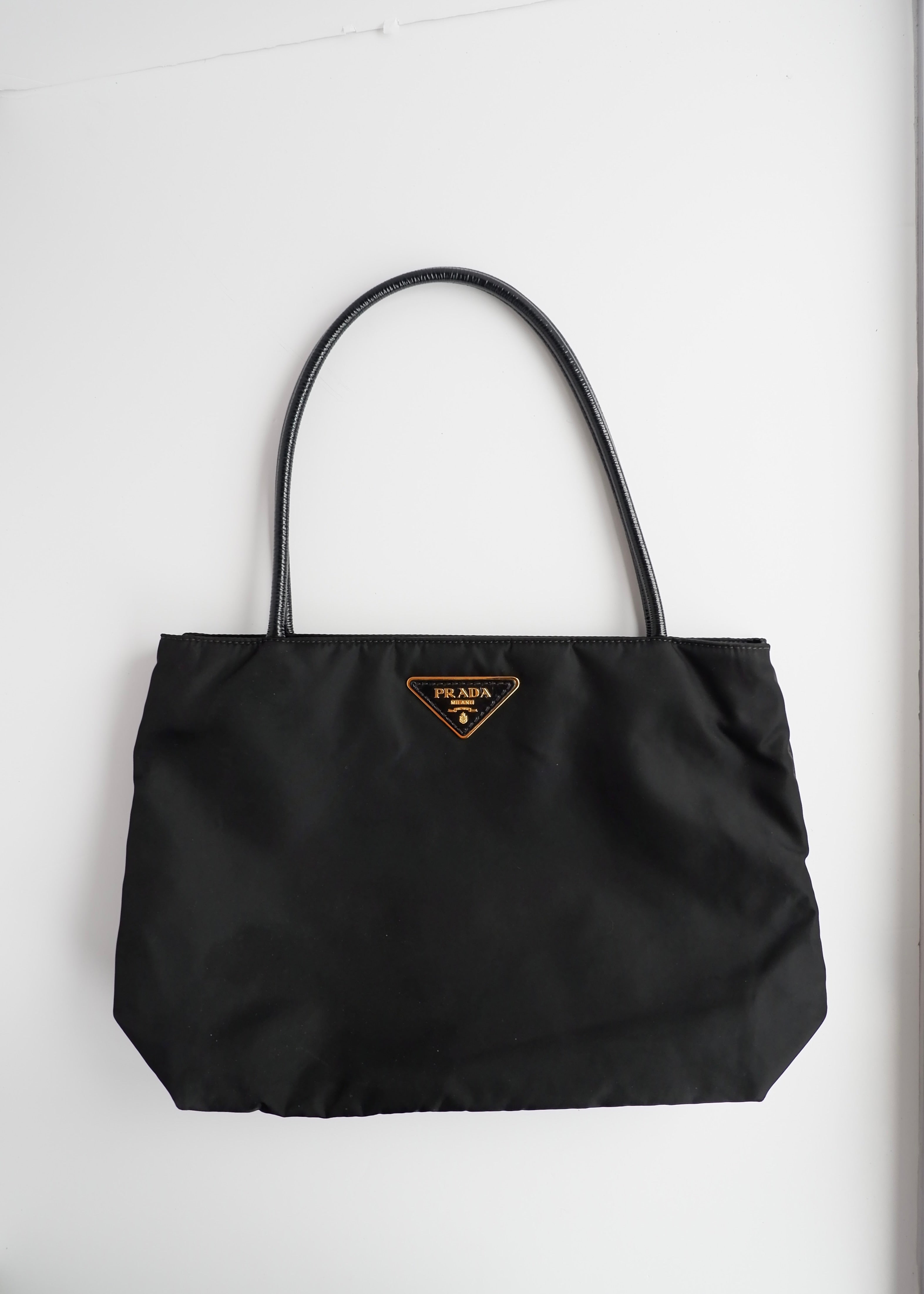 Authentique sac bandoulière Prada en nylon et cuir noir, d'occasion