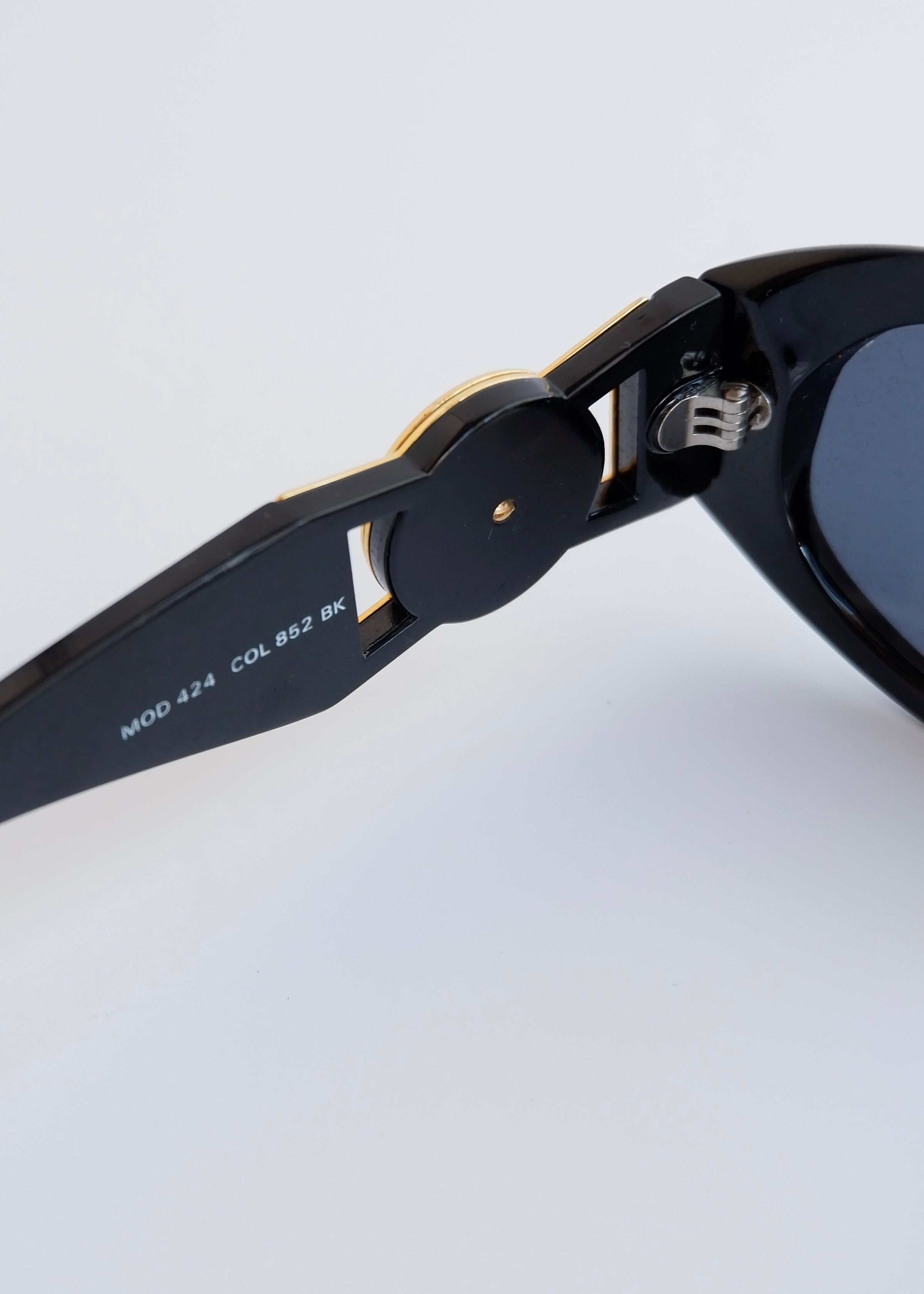 Authentiques lunettes de soleil vintage d'occasion Versace à monture carrée noire avec logo Méduse