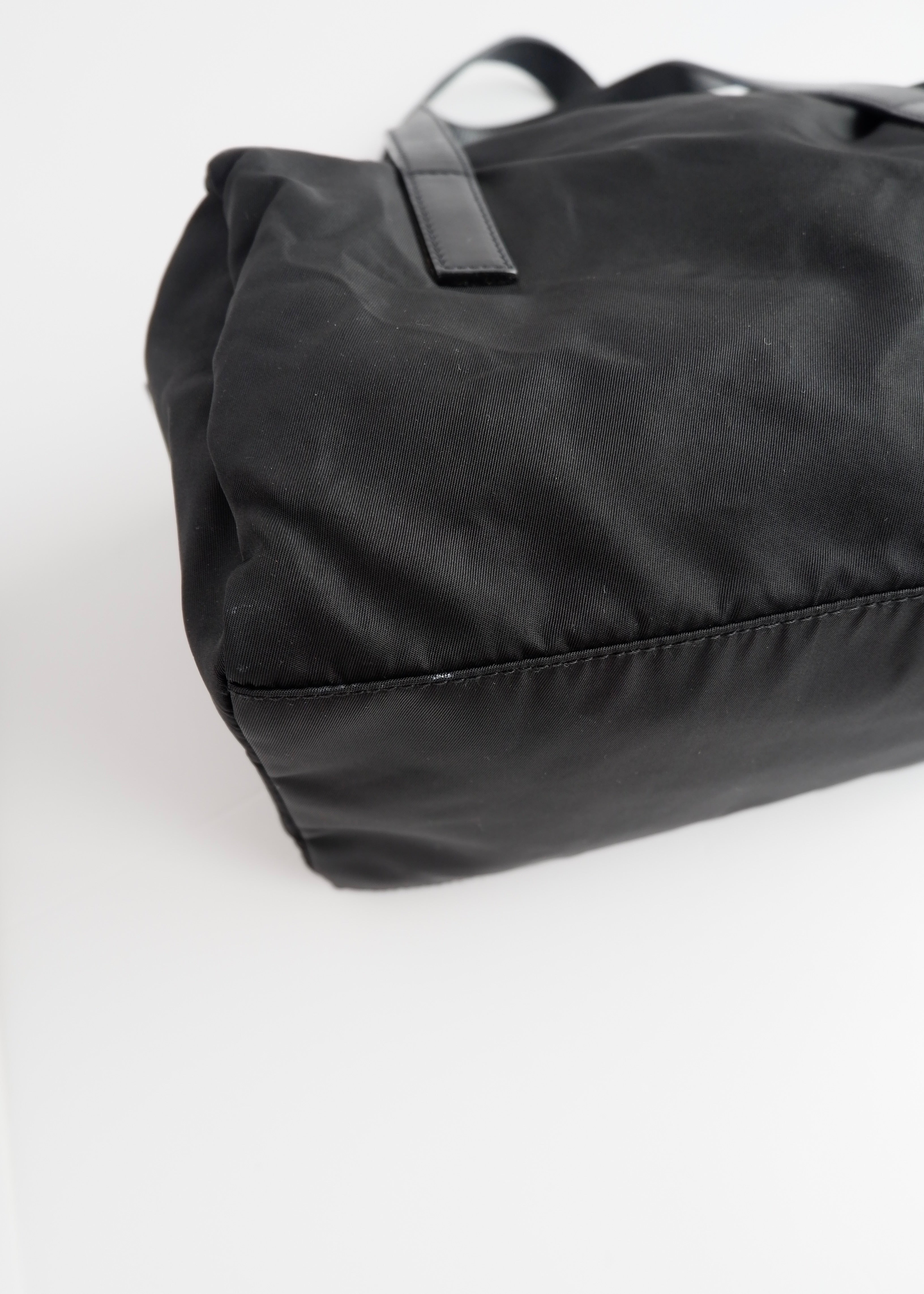 Sac à bandoulière Prada Bowler en nylon noir authentique d'occasion