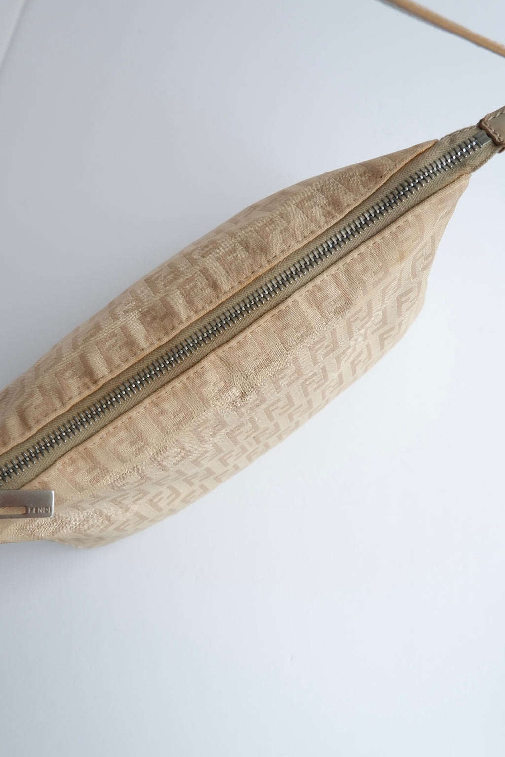 Authentique sac porté épaule Fendi Zucchino Pochette beige d'occasion