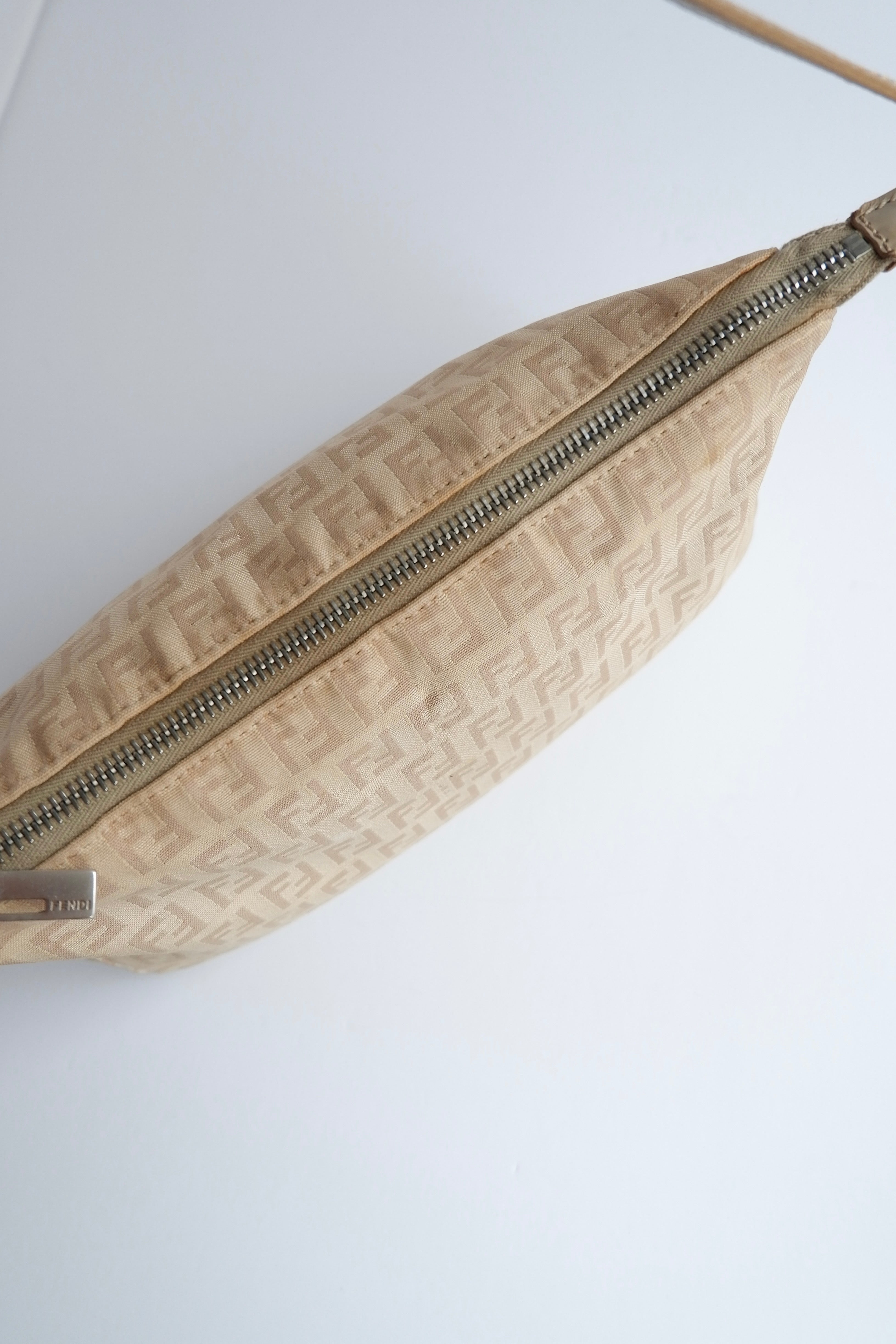 Authentique sac porté épaule Fendi Zucchino Pochette beige d'occasion