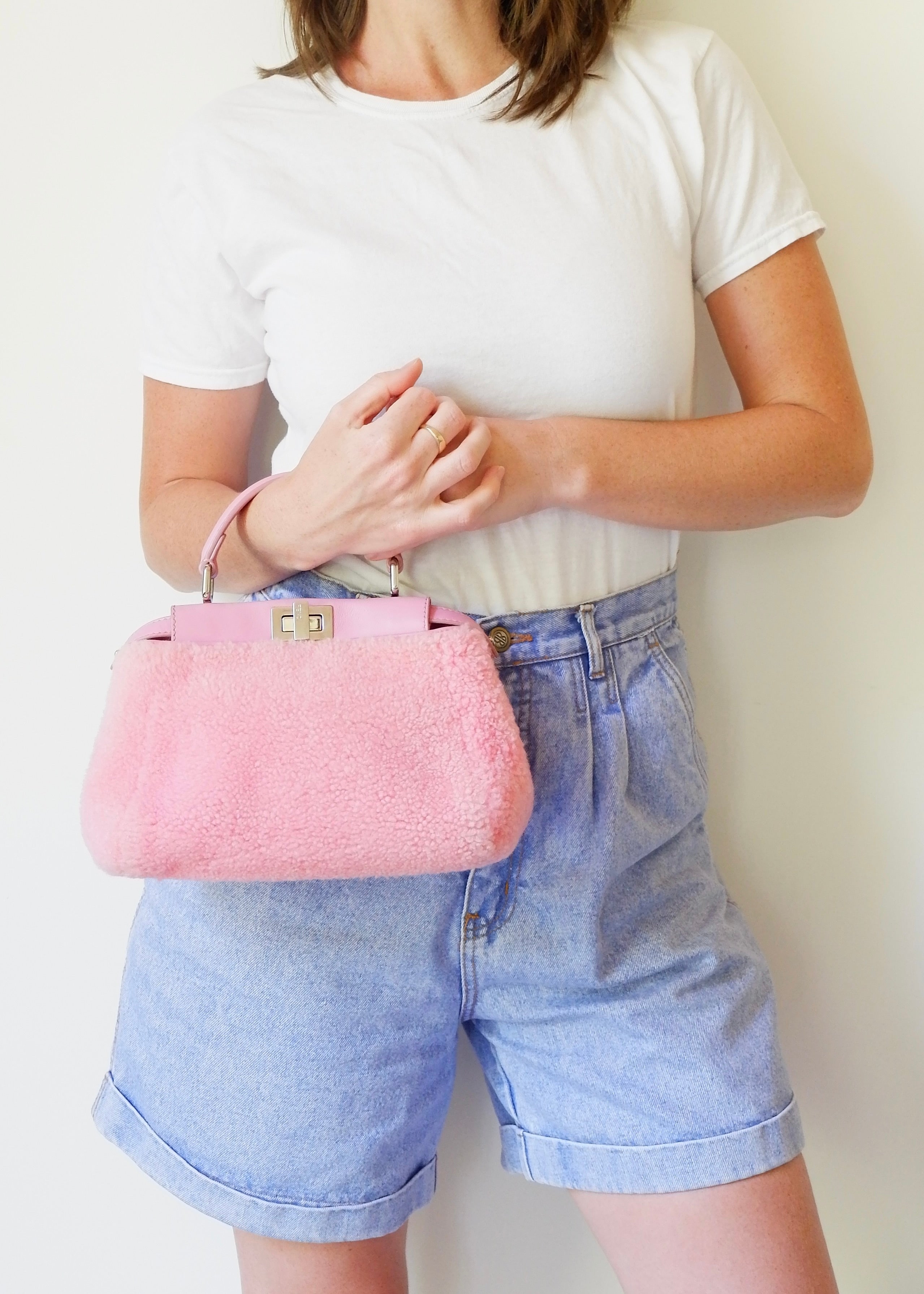 Authentique sac Fendi Peekaboo petit modèle en shearling rose et cuir, d'occasion