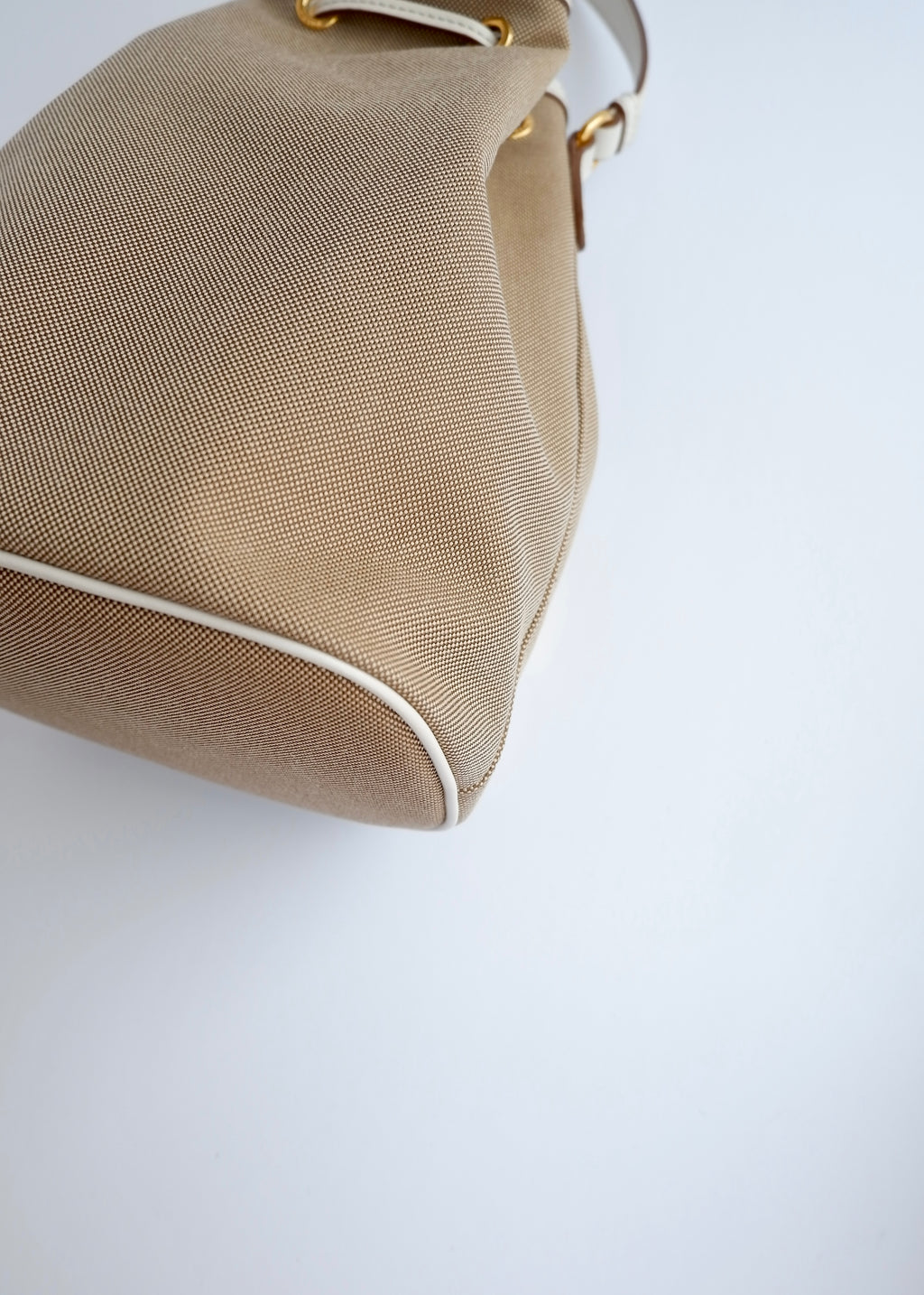 Sac seau à cordon Prada d'occasion authentique en toile beige