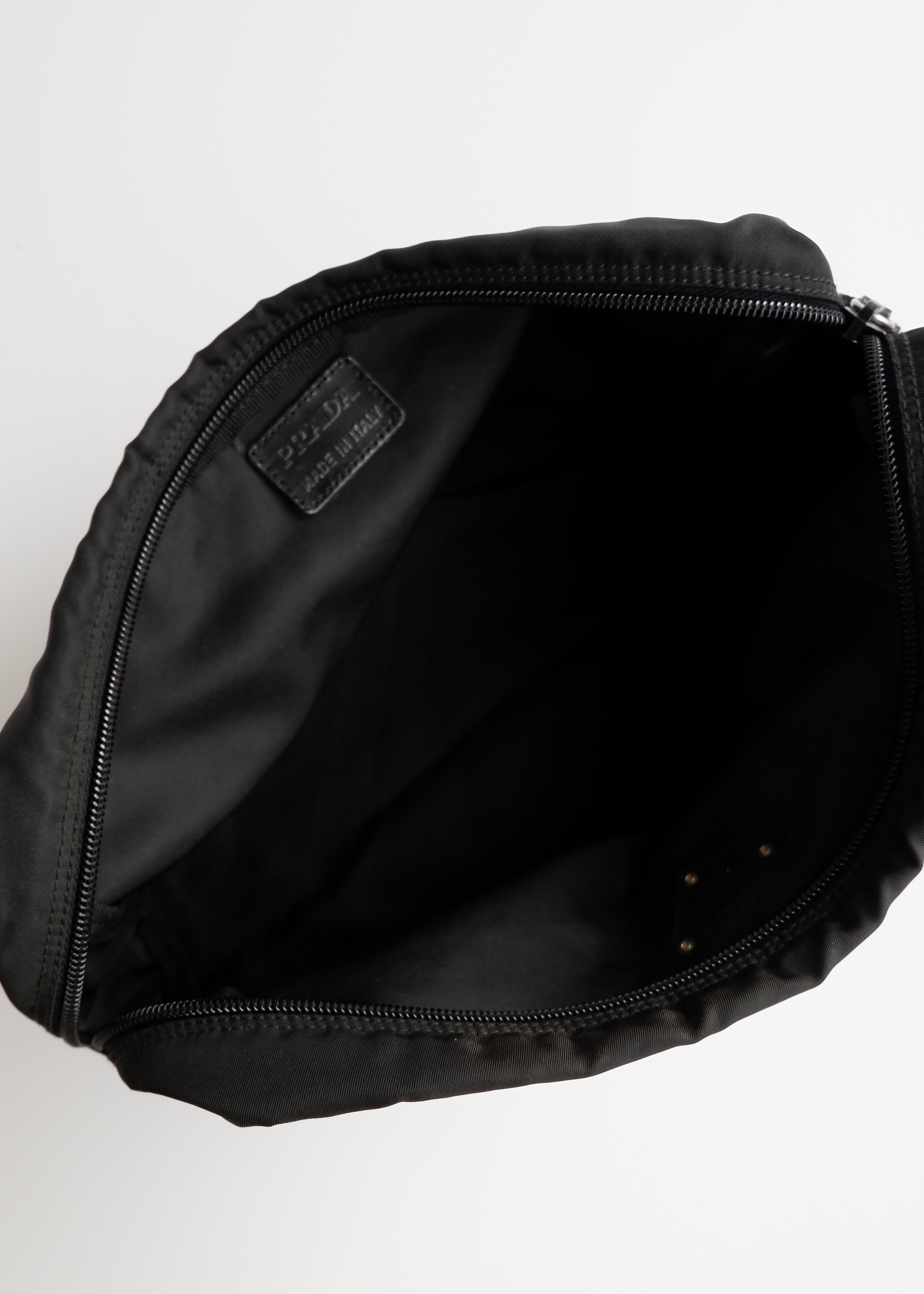 Authentique Pochette Prada Noire en Nylon Grand Modèle d'occasion
