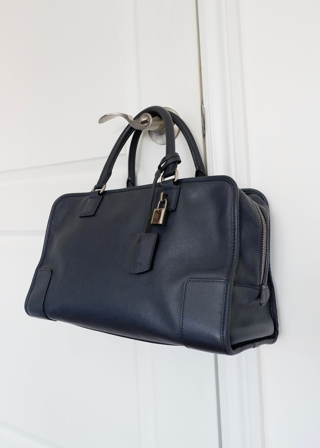 Sac à main Loewe Amazona authentique d'occasion en cuir bleu marine