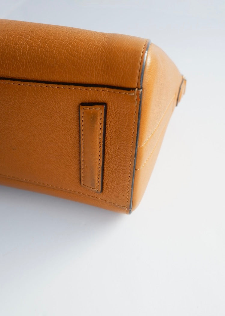 Authentique sac bandoulière Givenchy Antigona petit modèle en cuir couleur camel, d'occasion