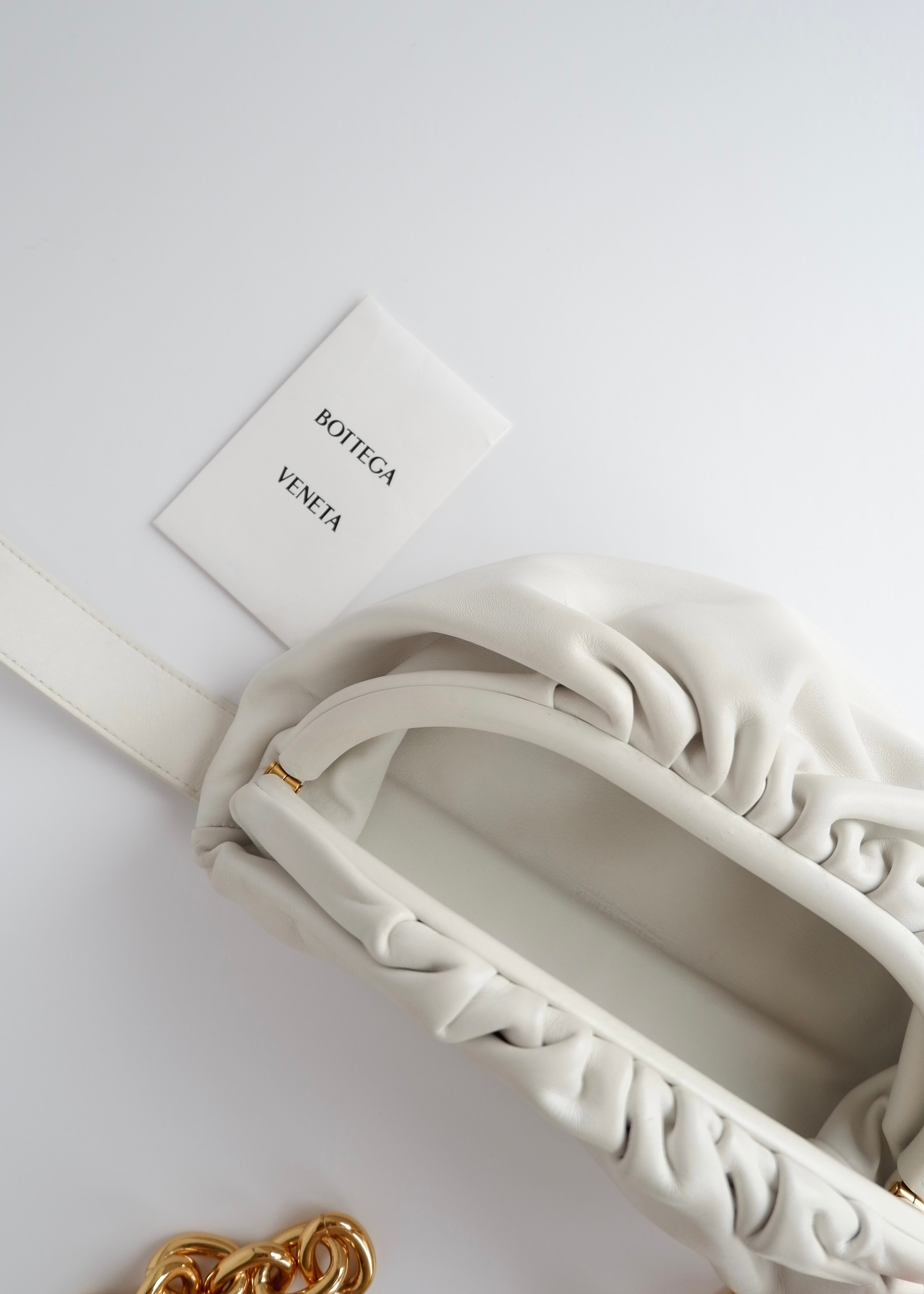 Sac banane Bottega Veneta The Pouch en cuir blanc authentique d'occasion