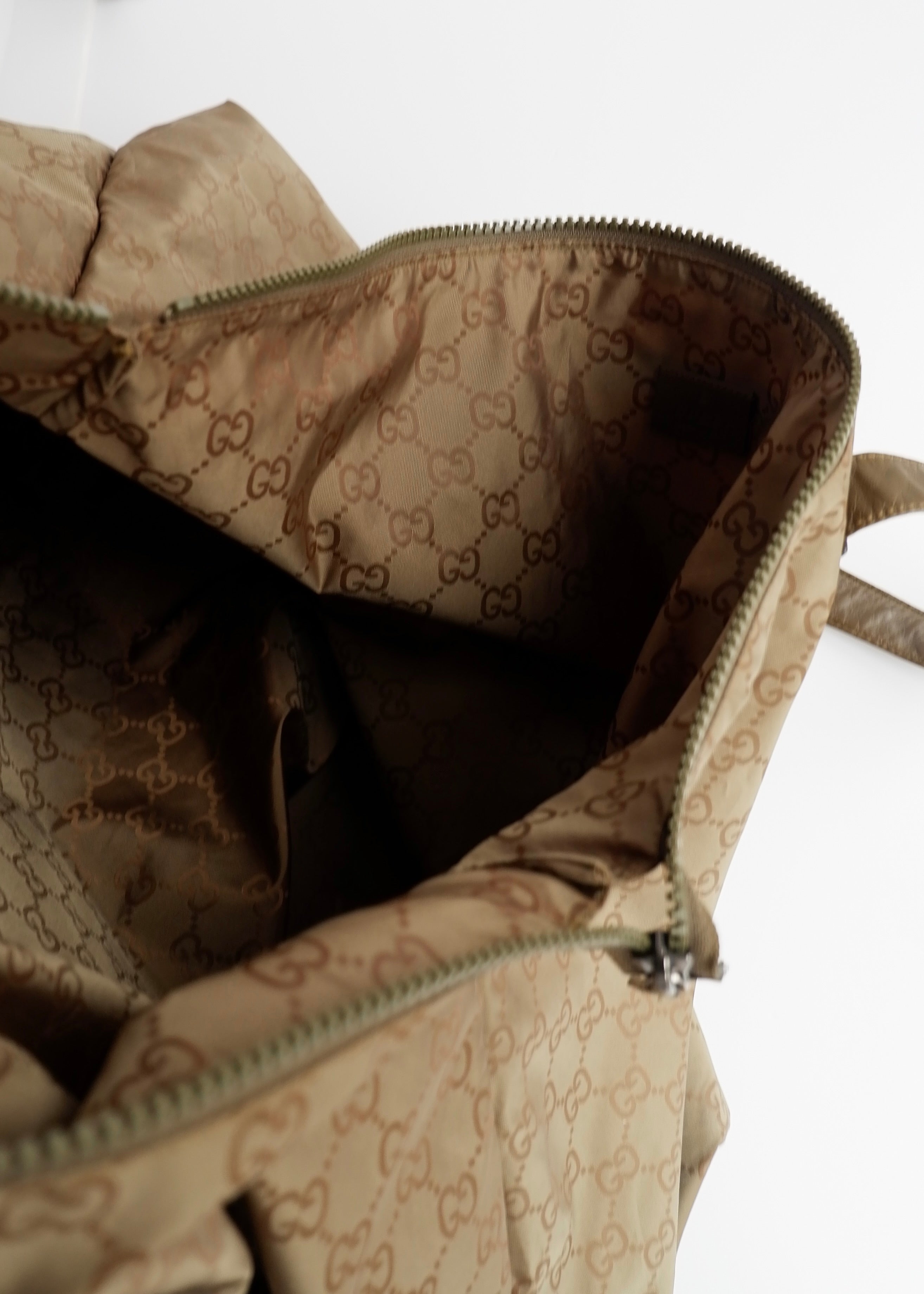 Authentique Sac de Voyage Extra Large Gucci en Nylon Vert Olive Léger Imprimé GG d'occasion