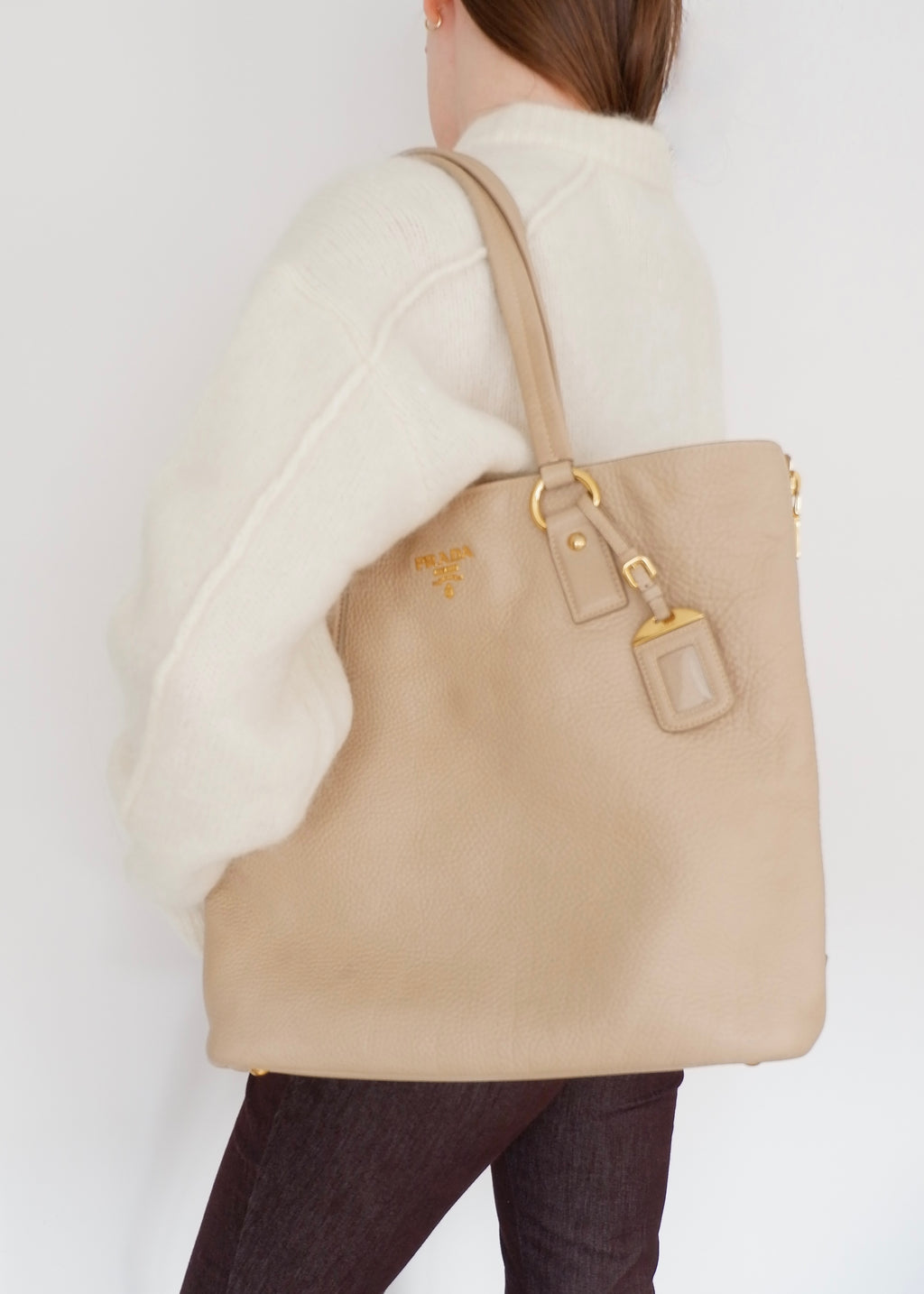 Sac cabas Prada en cuir beige, authentique et d'occasion