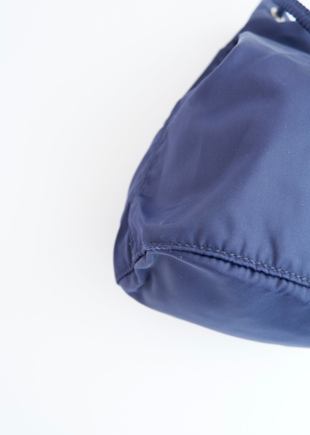 Pochette authentique d'occasion Prada en nylon bleu marine avec cordon de serrage