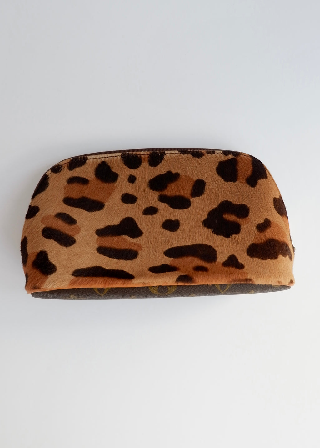 Trousse de toilette Louis Vuitton x ALAÏA authentique d'occasion, toile Monogram/crin de poney imprimé animal