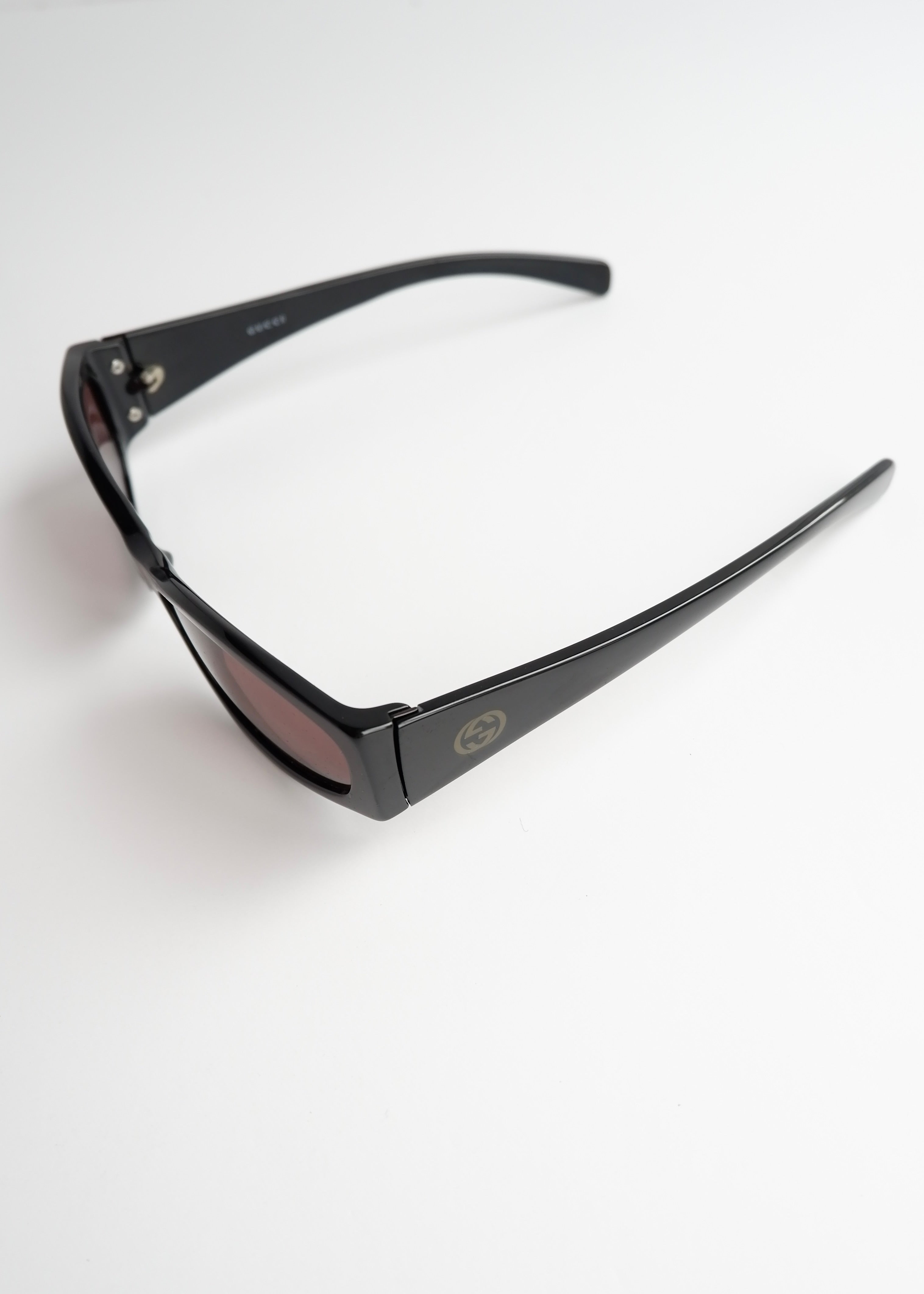 Authentiques lunettes de soleil à monture carrée noire Gucci d'occasion