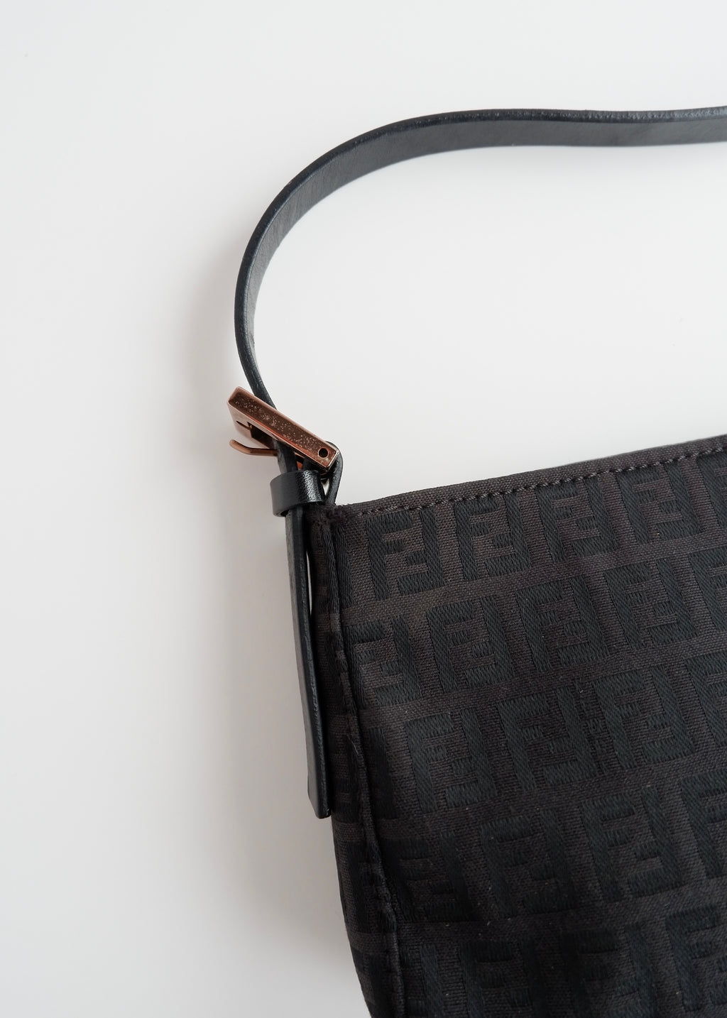 Authentique sac porté épaule Fendi Zucchino en toile noire d'occasion