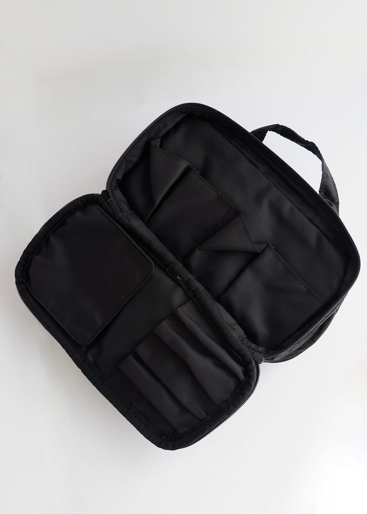 Pochette vanity Gucci en nylon GG noir d'occasion authentique