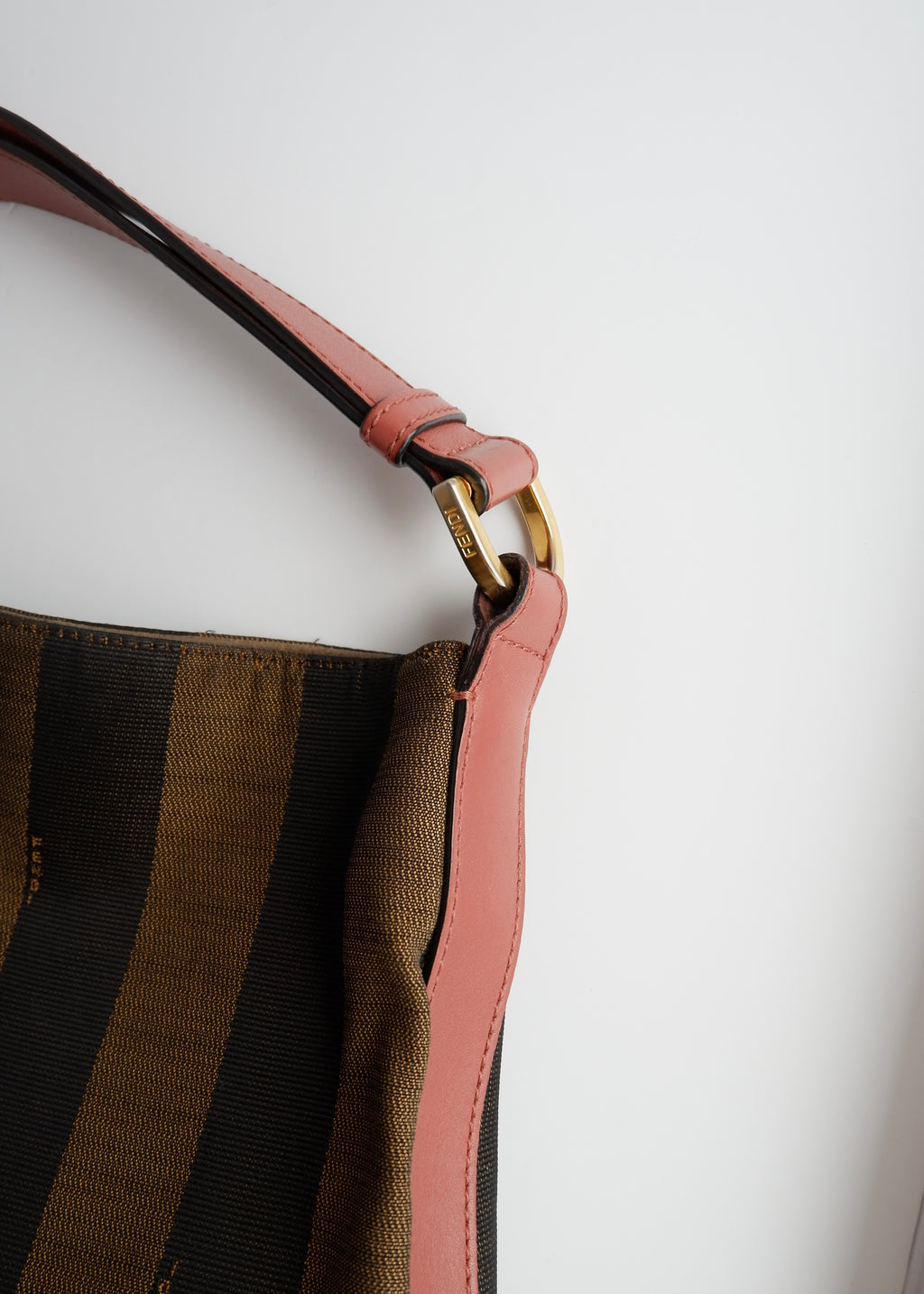 Authentique sac porté épaule Fendi d'occasion en toile/cuir Pequin marron/rose