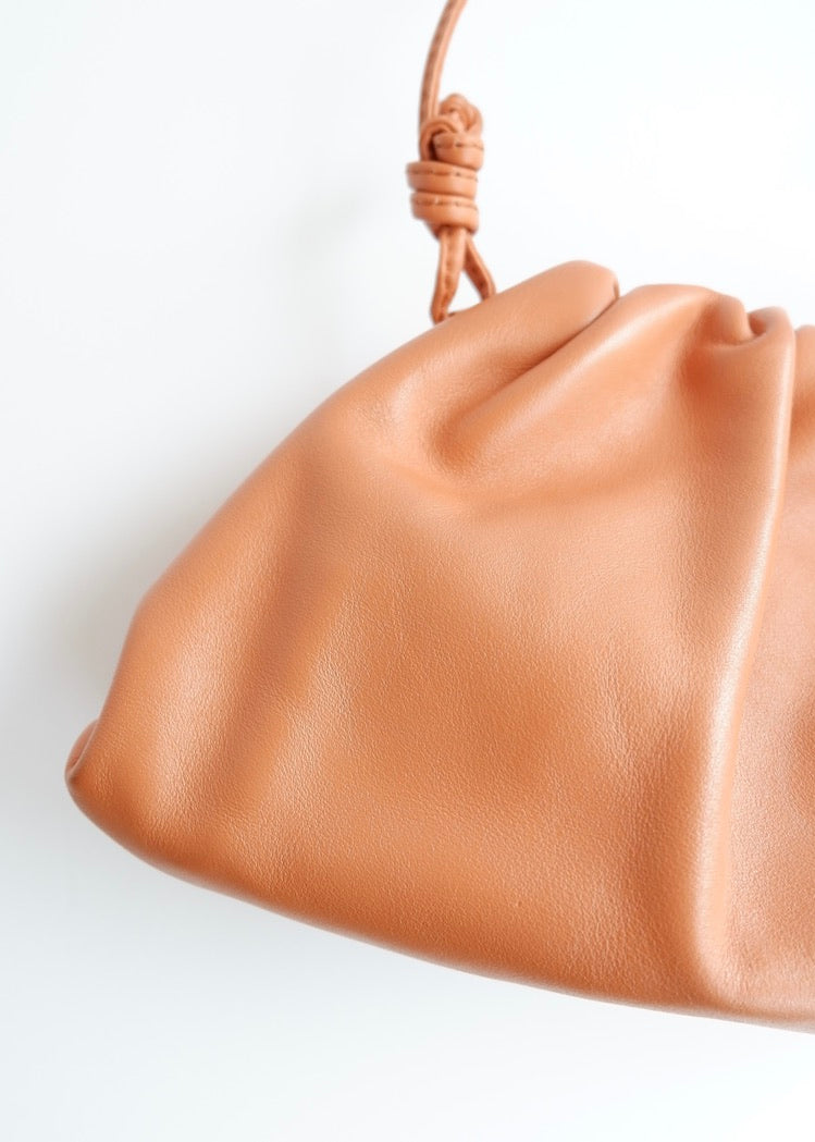 Authentique sac bandoulière Bottega Veneta Mini Pouch en cuir marron d'occasion
