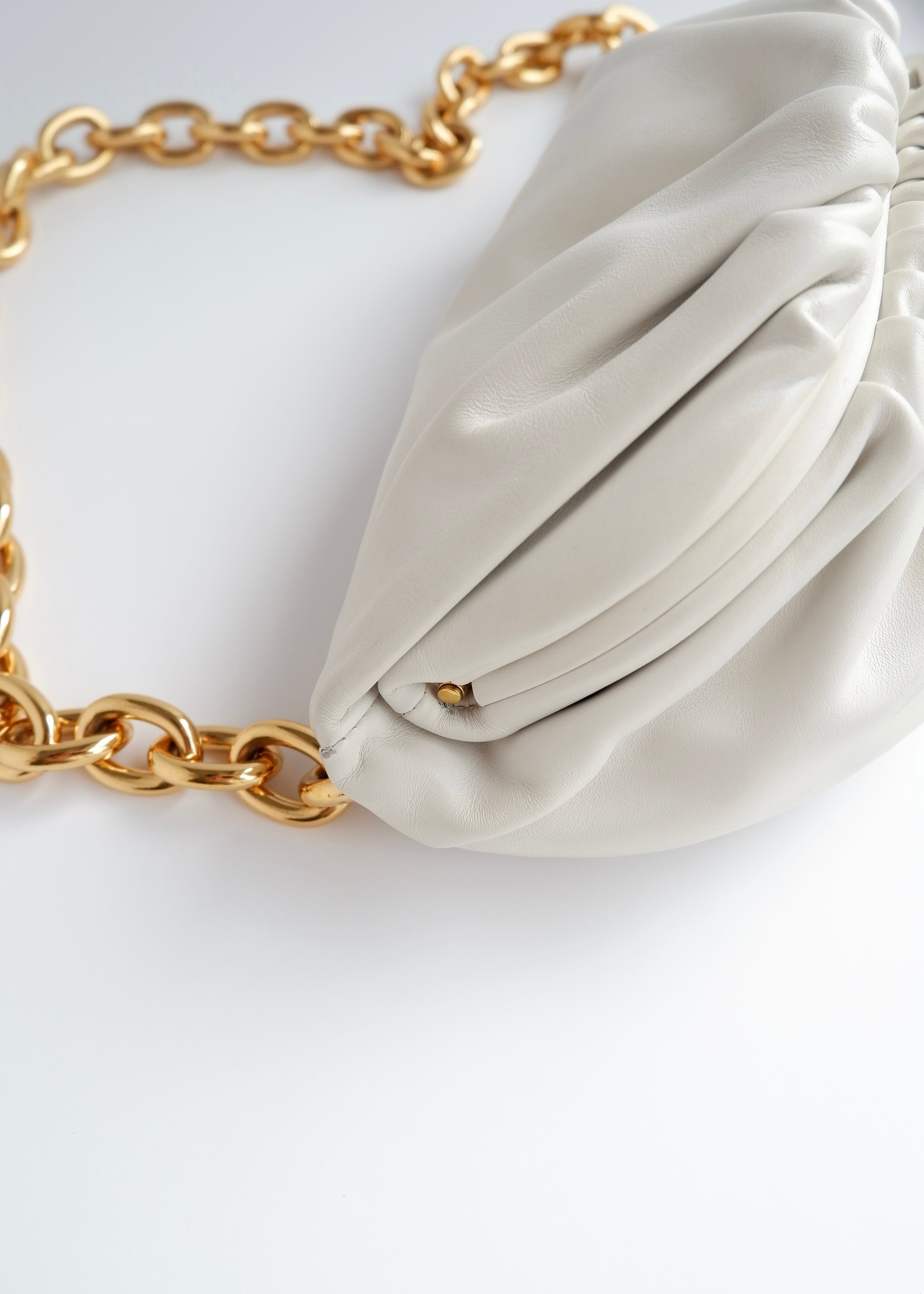 Sac banane Bottega Veneta The Pouch en cuir blanc authentique d'occasion