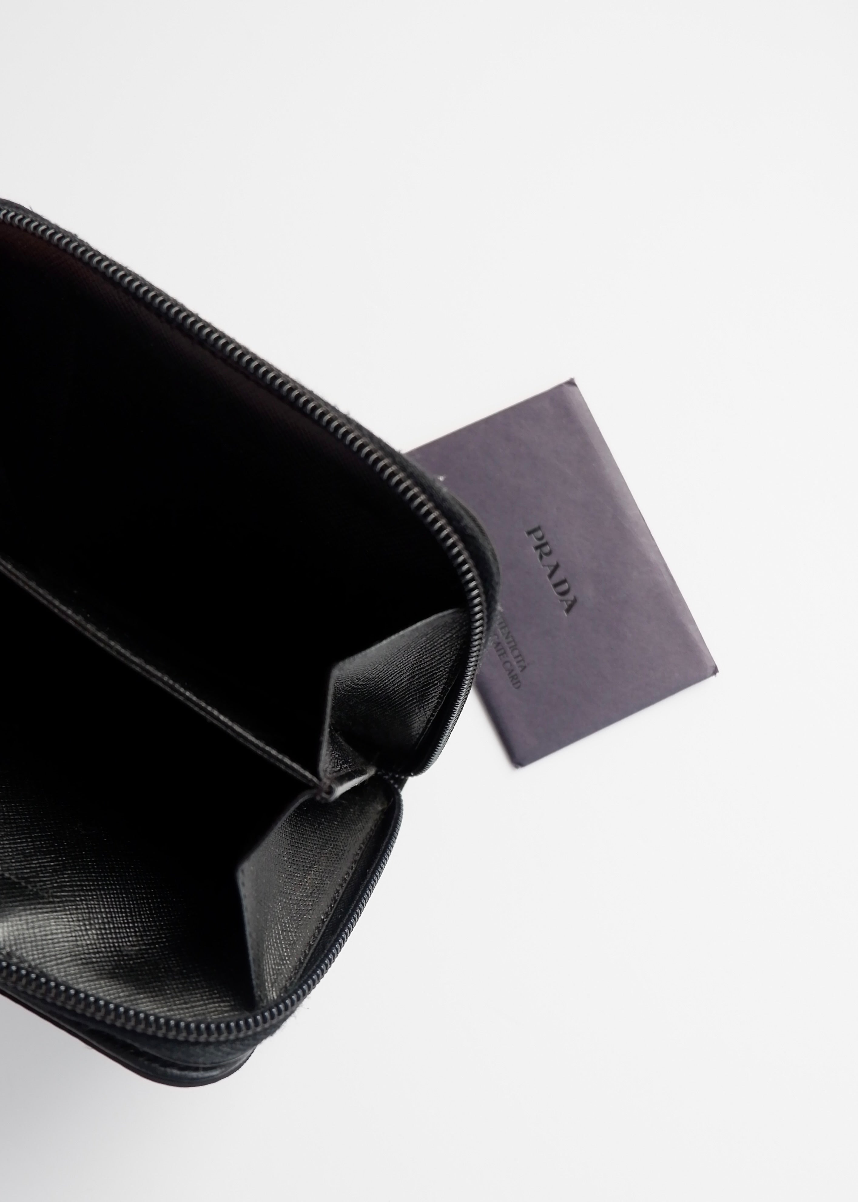 Portefeuille pliable Prada authentique en nylon noir d'occasion