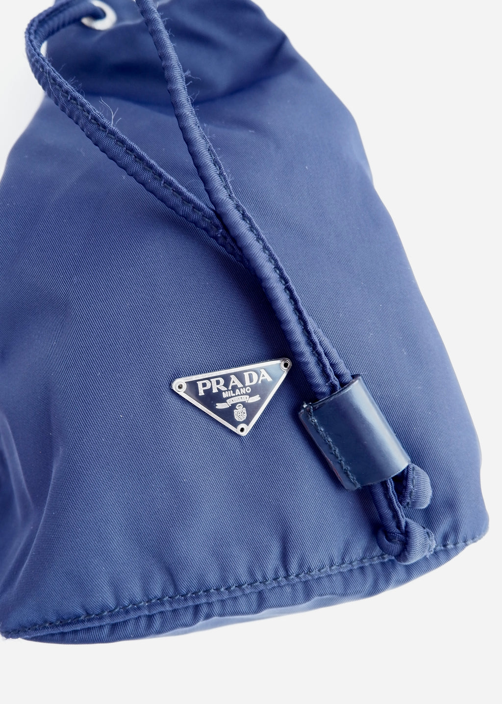 Pochette authentique d'occasion Prada en nylon bleu marine avec cordon de serrage