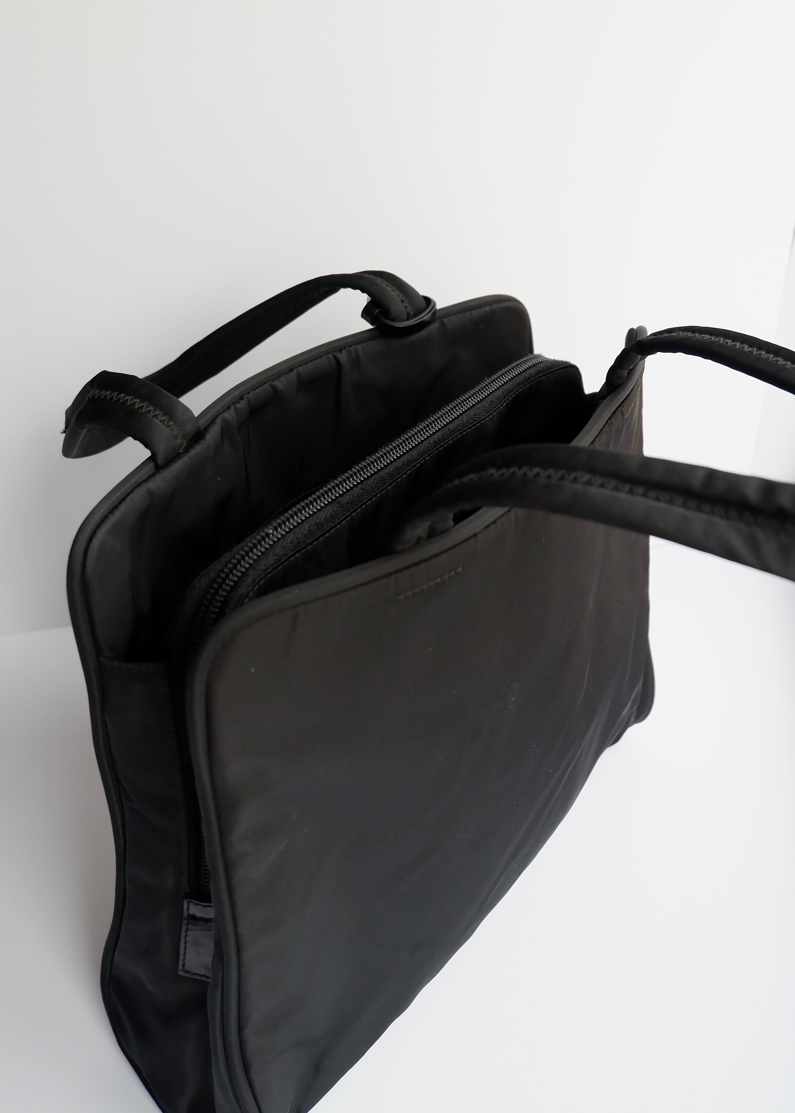 Authentique sac à poignée supérieure en nylon noir Prada d'occasion