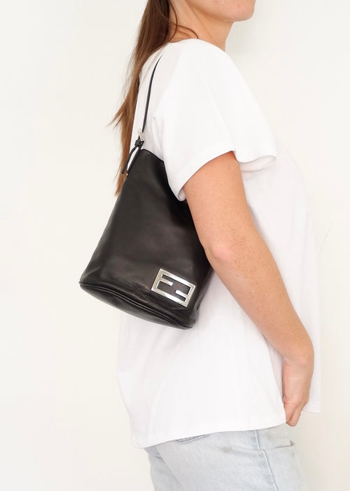 Authentique sac seau Fendi d'occasion en cuir noir avec logo FF