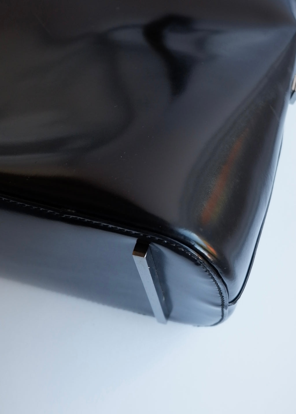 Sac bandoulière long Gucci authentique d'occasion en cuir verni noir