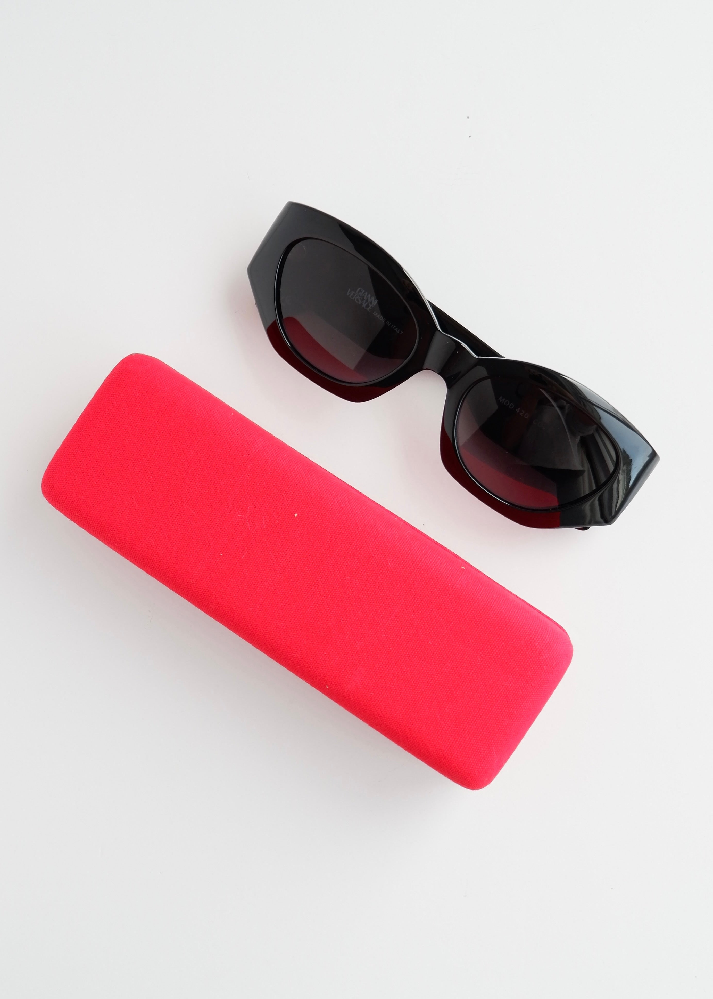 Lunettes de soleil œil de chat noires Versace d'occasion authentiques